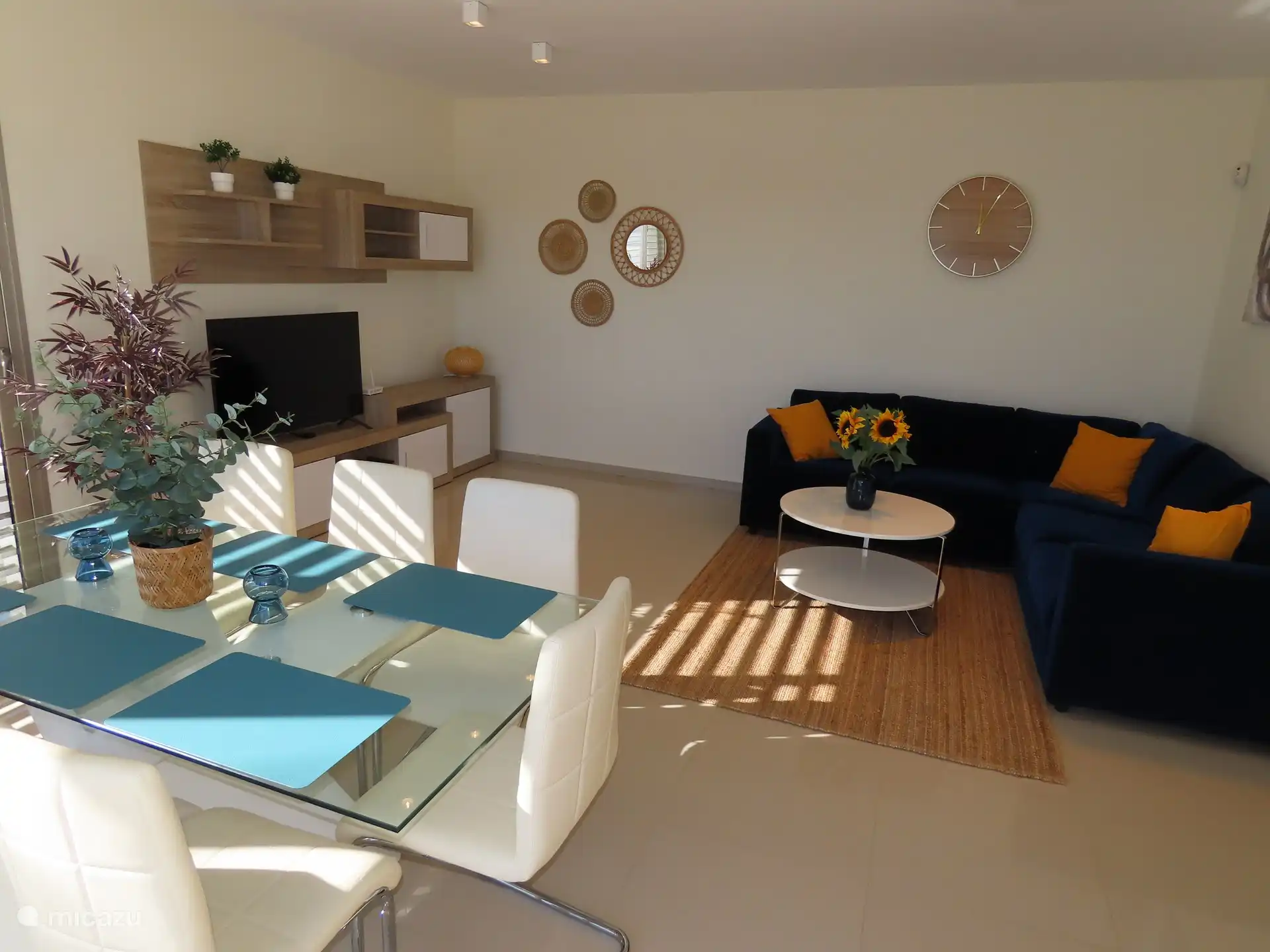 Geschmackvoll eingerichtetes Wohn-Esszimmer