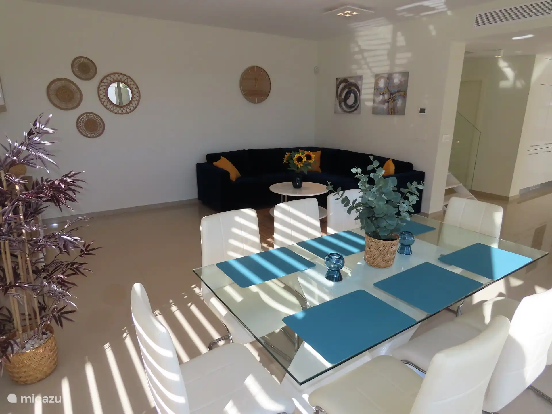 Geschmackvoll eingerichtetes Wohn-Esszimmer