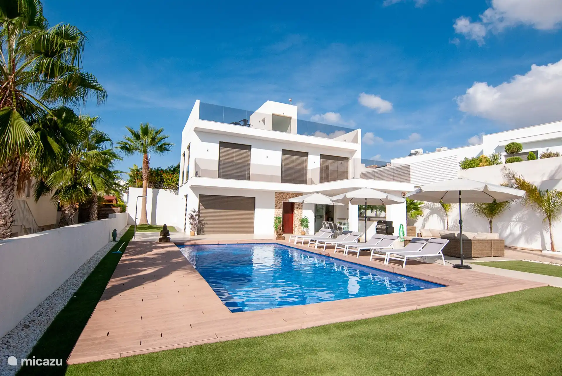 Die Villa ist komplett ausgestattet mit 8 Sonnenliegen, vielen Sonnenschirmen, Lounge-Sitz, einem großen Gasgrill und einem Esstisch mit Sonnenliegen unter der überdachten Veranda.