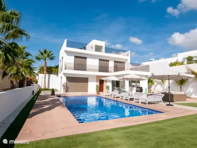 Villa de luxe Montserrat 8 pers. | Espagne, Costa Blanca, San Fulgencio La Marina - villa La villa est entièrement équipée avec 8 chaises longues, de nombreux parasols, un siège de salon, un grand barbecue à gaz, une table à manger avec des chaises longues sous la véranda couverte.