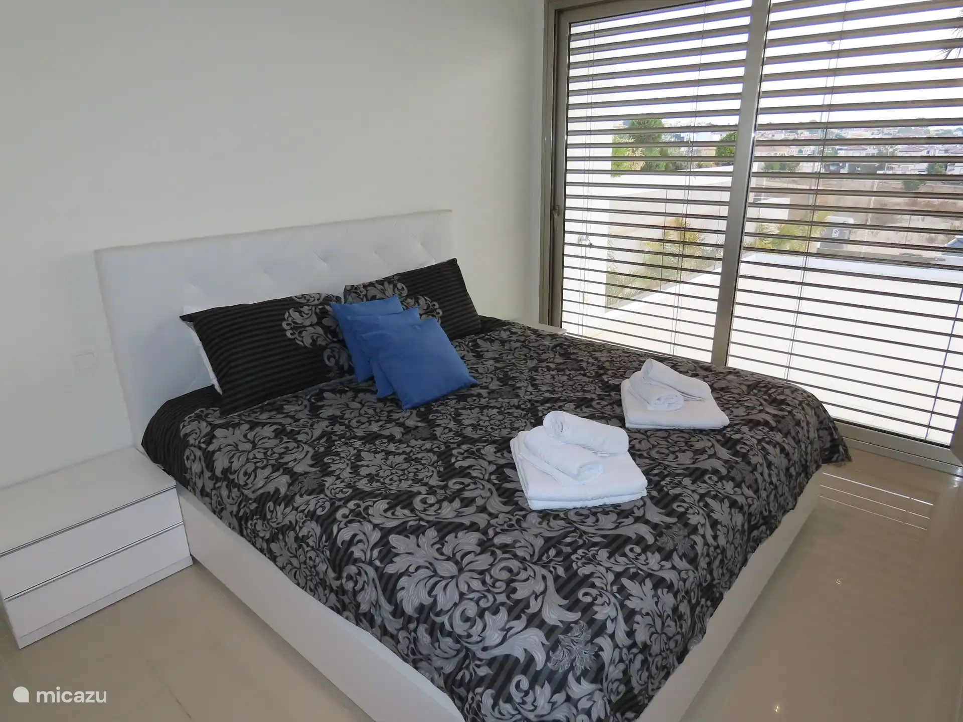 Eines der Schlafzimmer verfügt über automatisch betätigte Jalousien