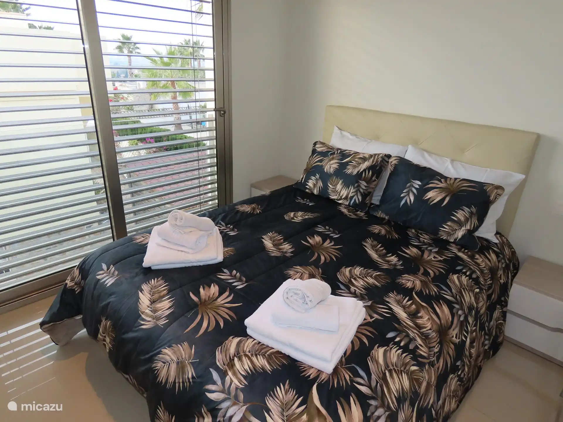 Eines der Schlafzimmer verfügt über automatisch betätigte Jalousien