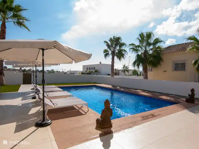 Villa de luxe Montserrat 8 pers. | Espagne, Costa Blanca, San Fulgencio La Marina - villa La villa est entièrement équipée avec 8 chaises longues, de nombreux parasols, un siège de salon, un grand barbecue à gaz, un coin repas pour 8 personnes sous la véranda couverte.
