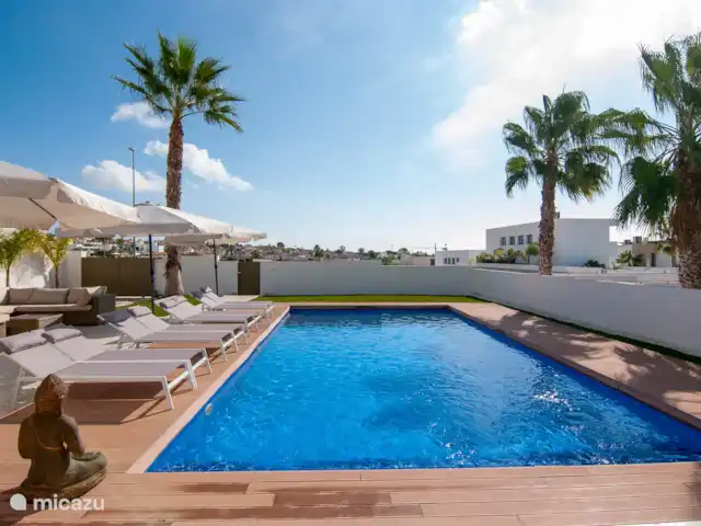 Villa de luxe Montserrat 8 pers. | Espagne, Costa Blanca, San Fulgencio La Marina - villa La villa est entièrement équipée avec 8 chaises longues, de nombreux parasols, un siège de salon, un grand barbecue à gaz, un coin repas pour 8 personnes sous la véranda couverte.