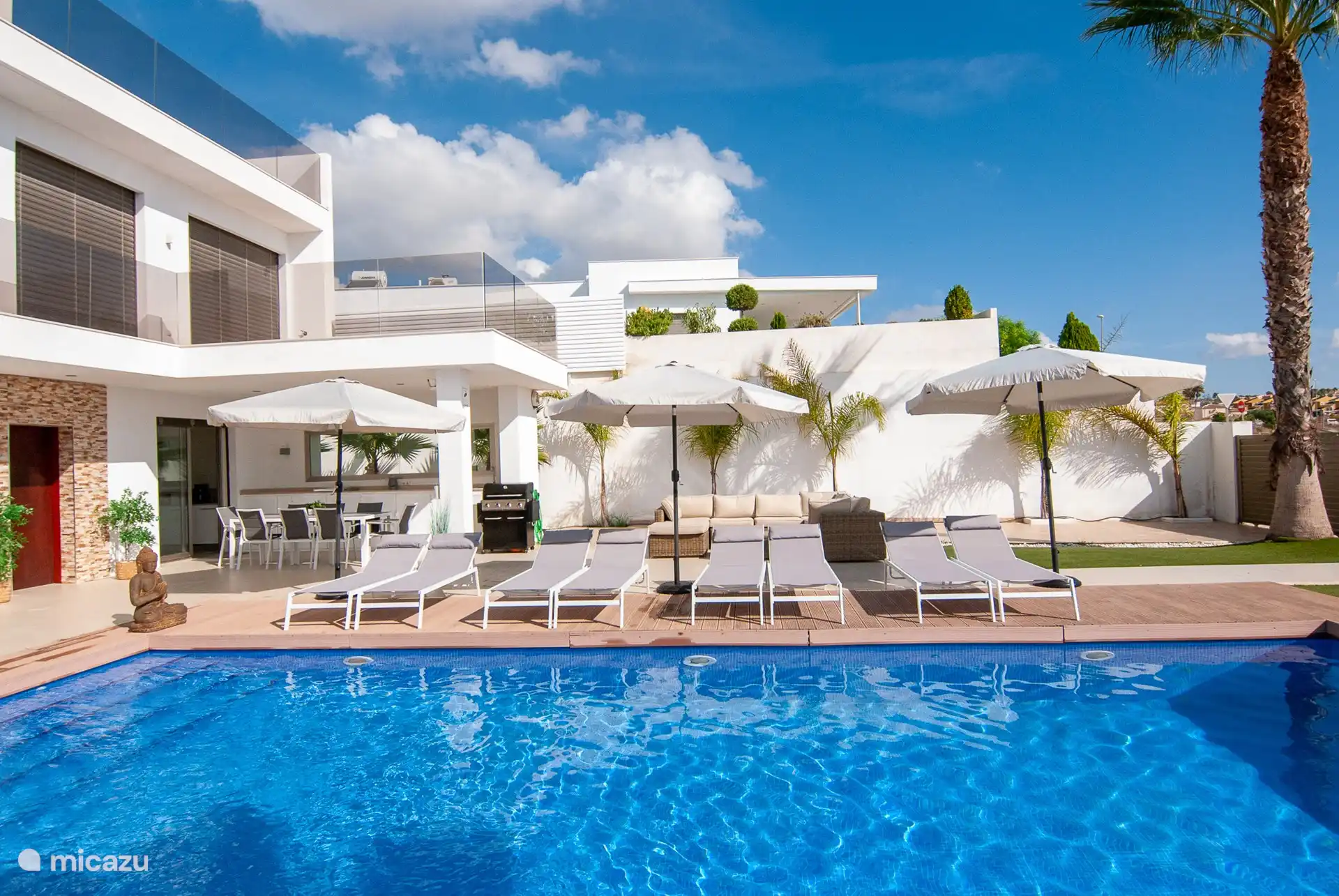 Die Villa ist komplett ausgestattet mit 8 Sonnenliegen, ausreichend Sonnenschirmen, Lounge-Sitzgelegenheiten, einem großen Gasgrill und einem Esstisch mit Sonnenliegen unter der überdachten Veranda.