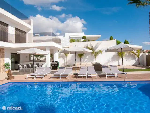 Villa de luxe Montserrat 8 pers. | Espagne, Costa Blanca, San Fulgencio La Marina - villa La villa est entièrement équipée avec 8 chaises longues, suffisamment de parasols, des sièges de salon, un grand barbecue à gaz, une table à manger avec des chaises longues sous la véranda couverte.