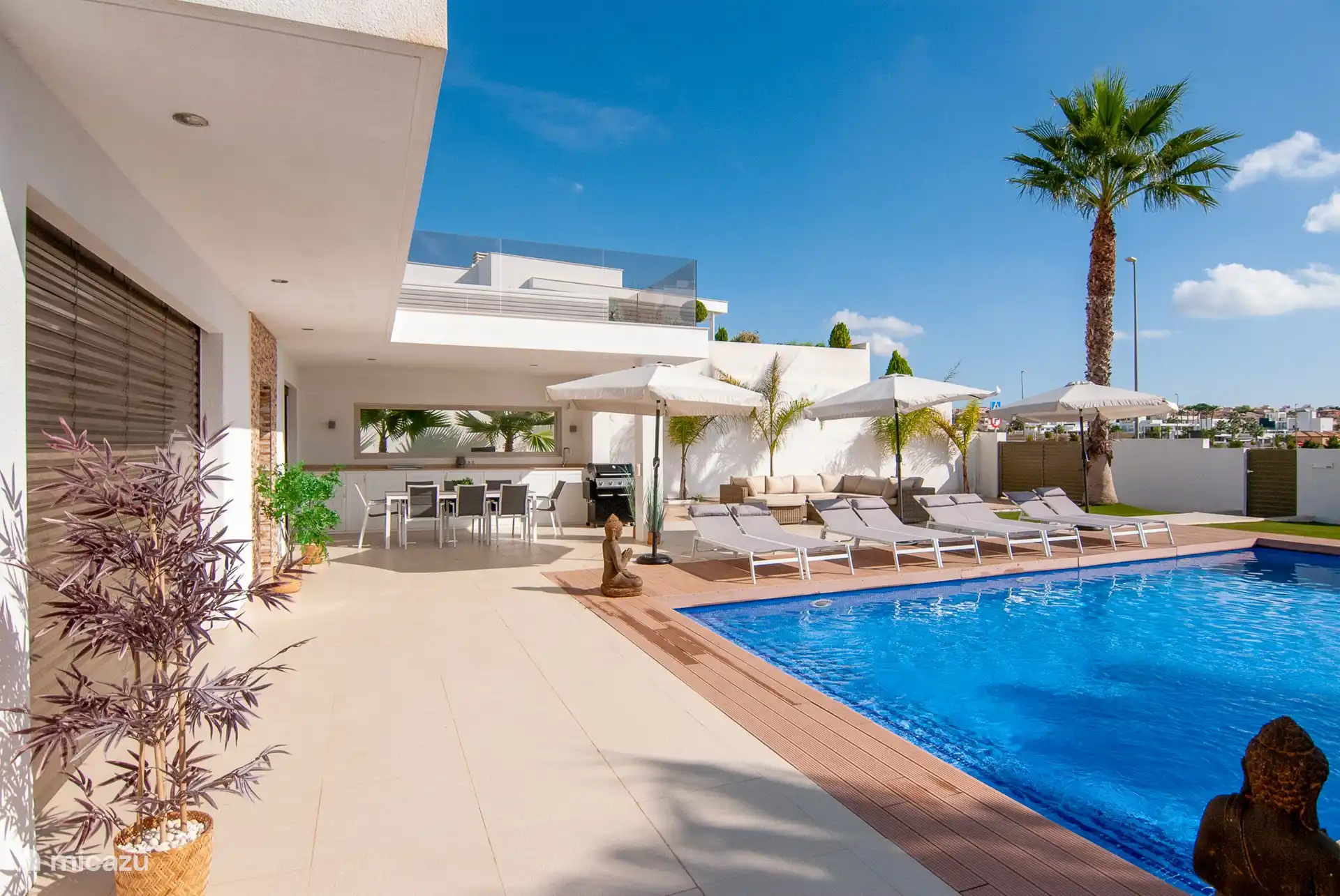 Die Villa ist komplett ausgestattet mit 8 Sonnenliegen, ausreichend Sonnenschirmen, einem Lounge-Sitzplatz, einem großen Gasgrill, einem Esstisch mit Sonnenliegen unter der überdachten Veranda.