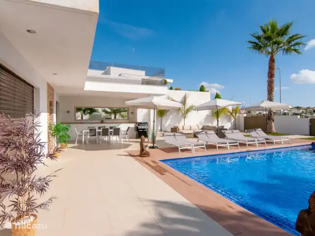 Villa de luxe Montserrat 8 pers. | Espagne, Costa Blanca, San Fulgencio La Marina - villa La villa est entièrement équipée de 8 chaises longues, de parasols en nombre suffisant, d'un siège lounge, d'un grand barbecue à gaz, d'une table à manger avec chaises longues sous la véranda couverte.