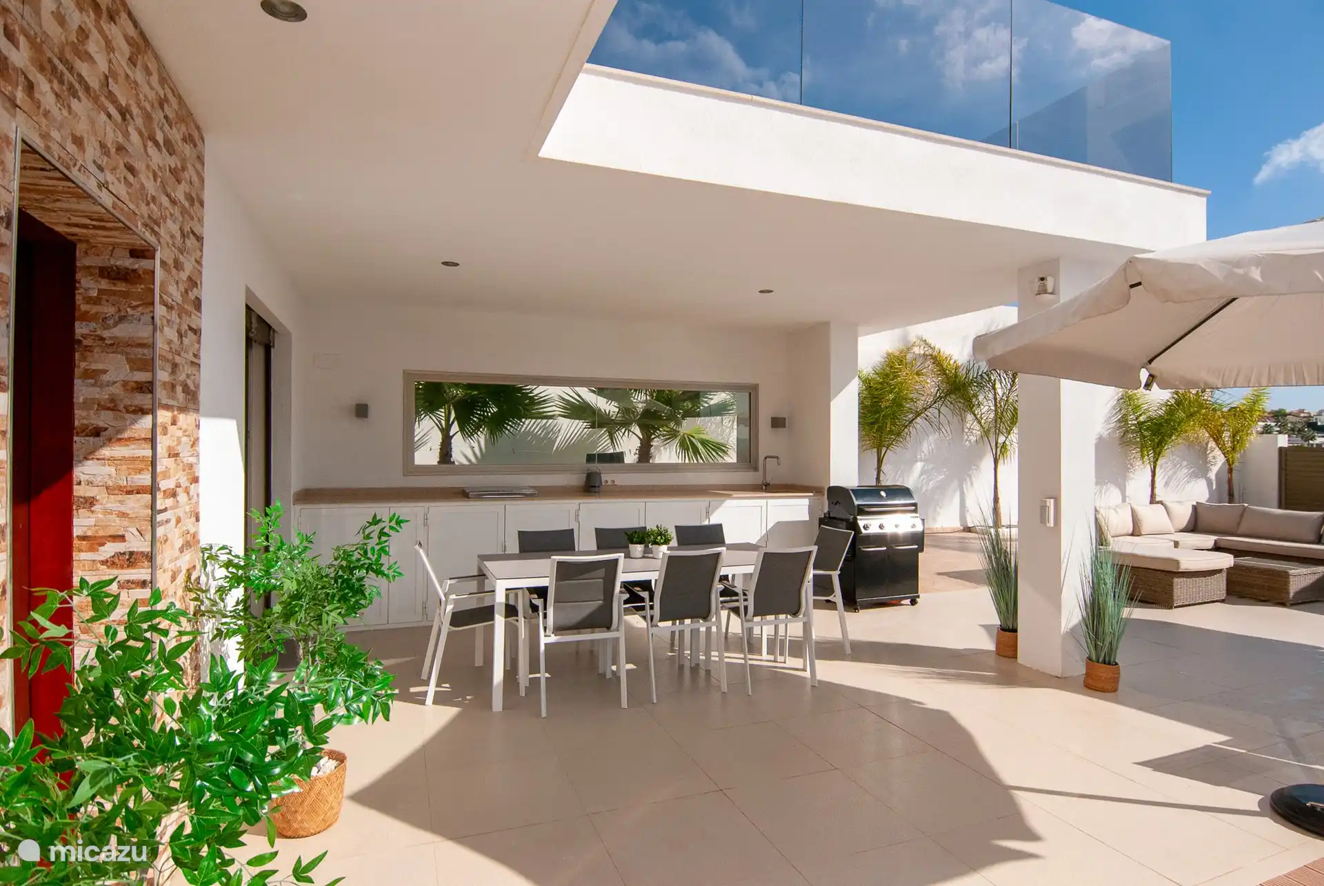 Außenküche mit extra Kühlschrank und Gasgrill 