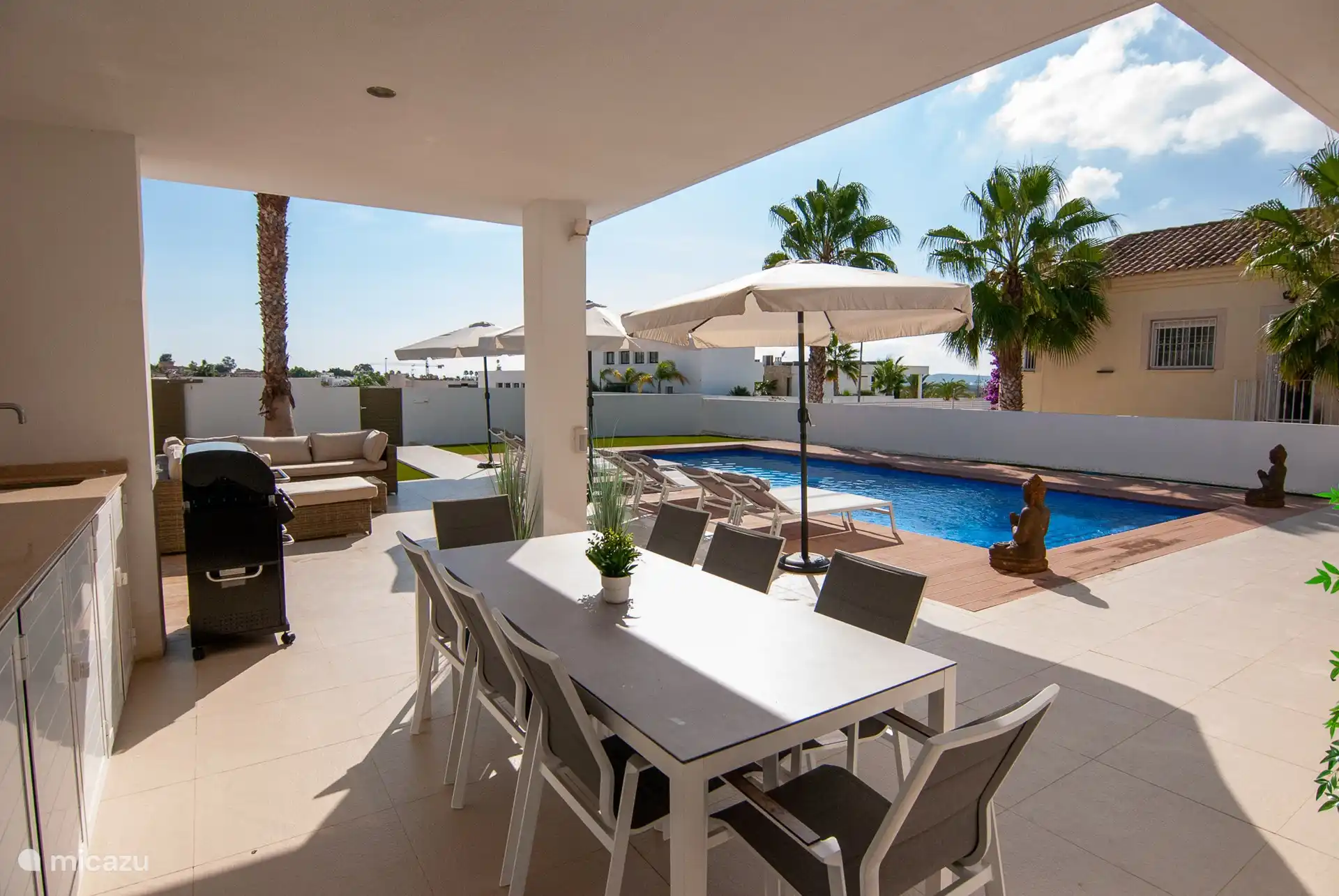 Außenküche mit zusätzlichem Kühlschrank und Gasgrill 