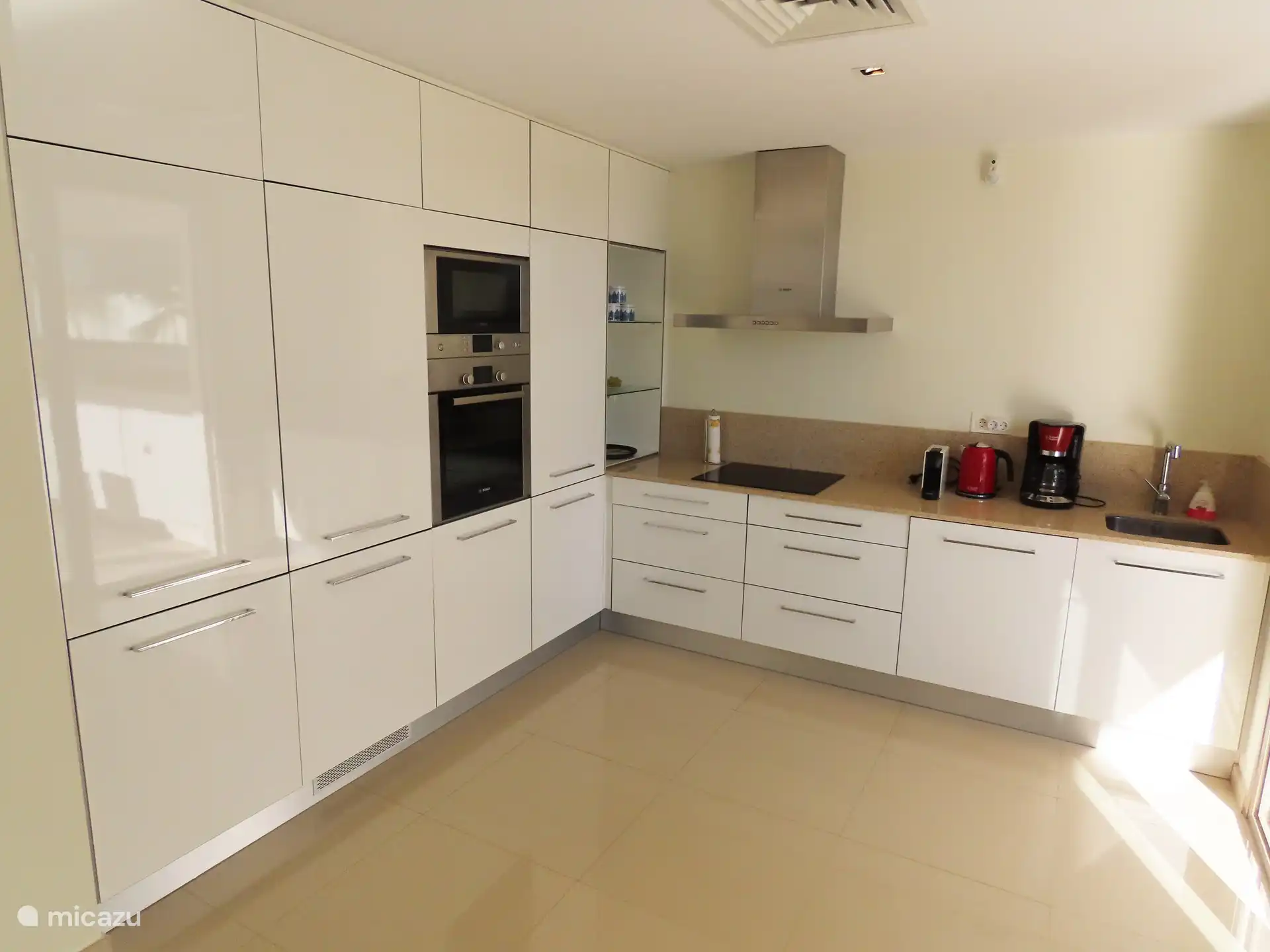 Voll ausgestattete Küche mit Geschirrspüler, Nespresso-Kaffeemaschine, Mikrowelle, Kühl-/Gefrierschrank usw.