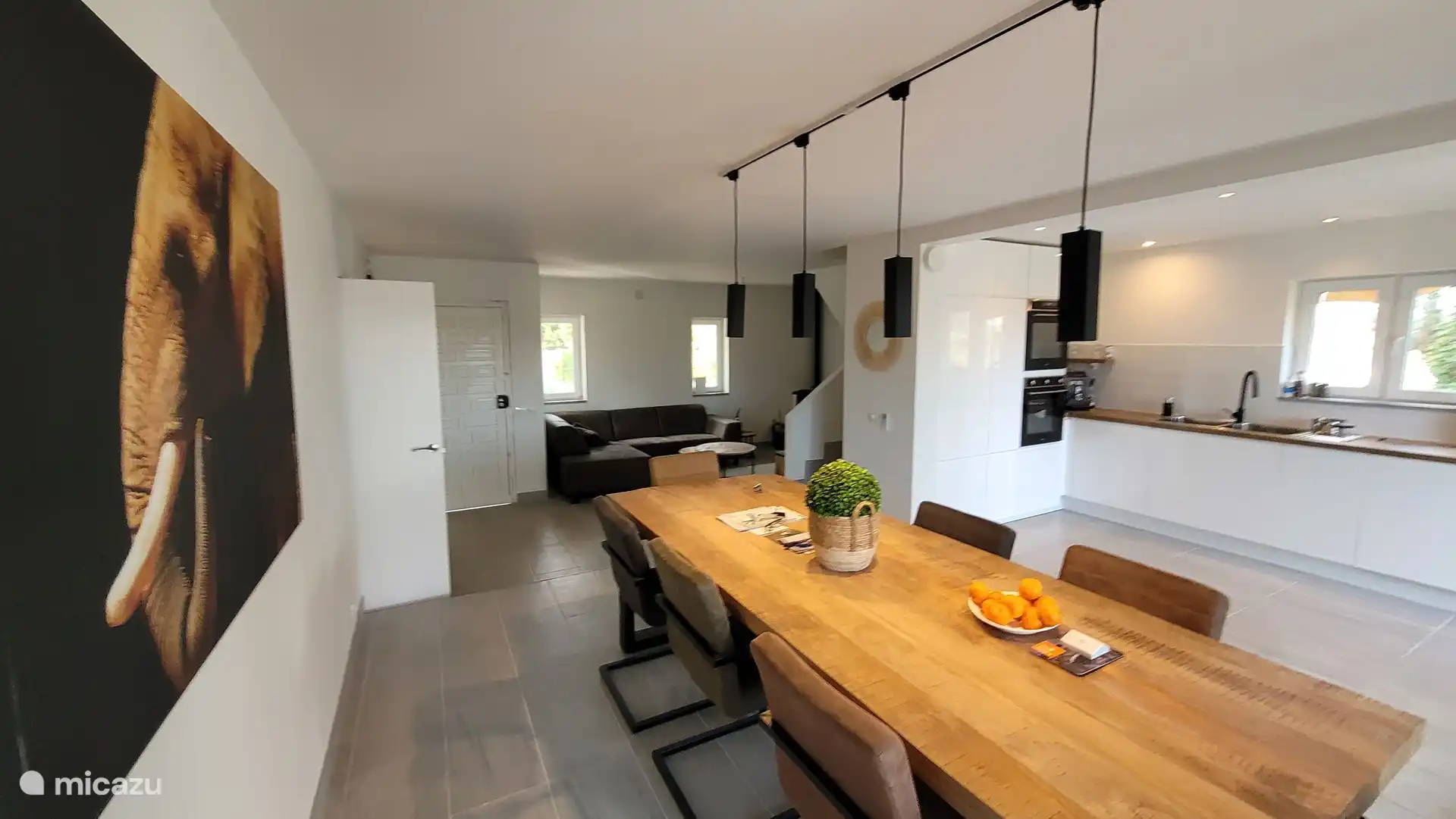 Décoration moderne avec grande table à manger