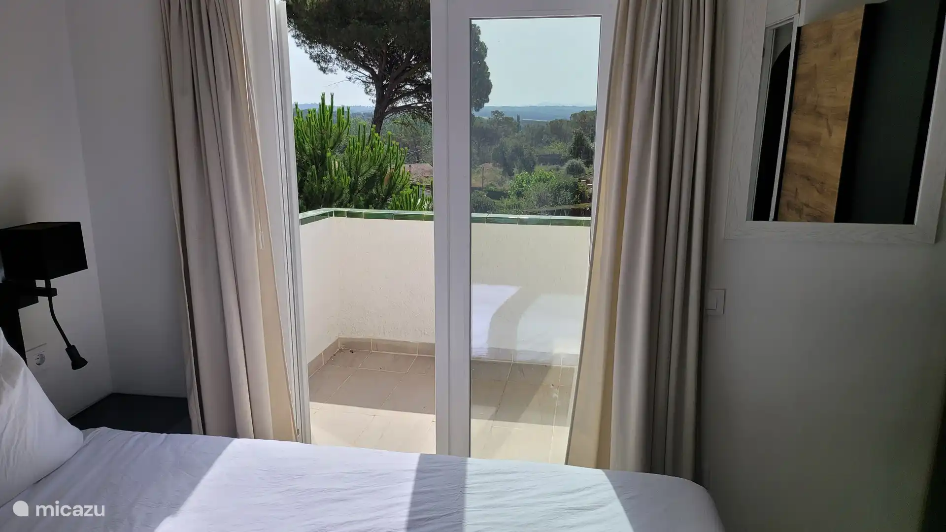 Balcon avec de belles vues et soleil du matin