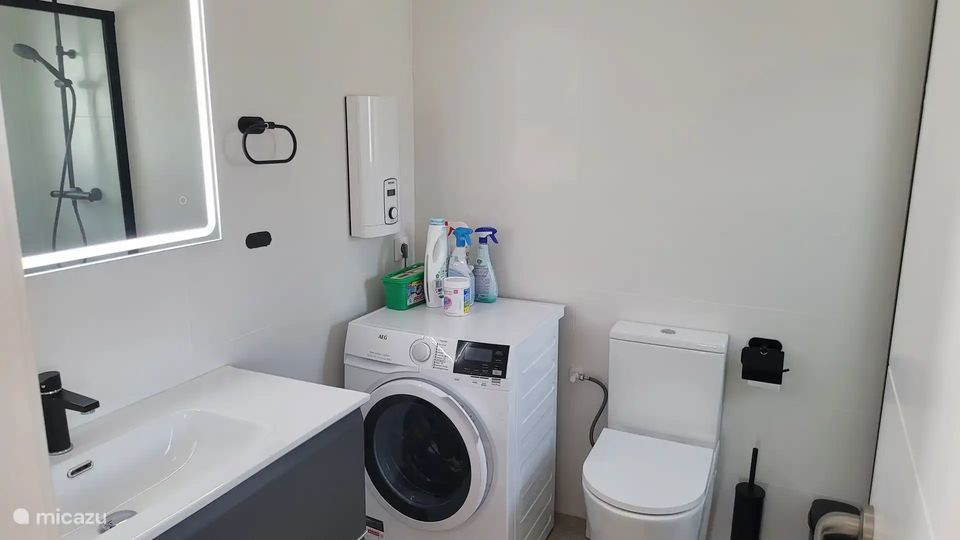 Salle de bain à l’étage avec laveuse/sécheuse disponible