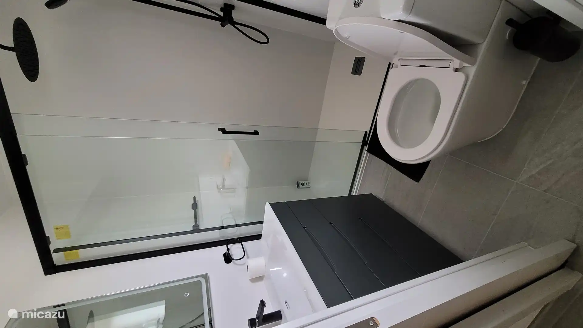 Petite salle de bain avec toilettes en bas 