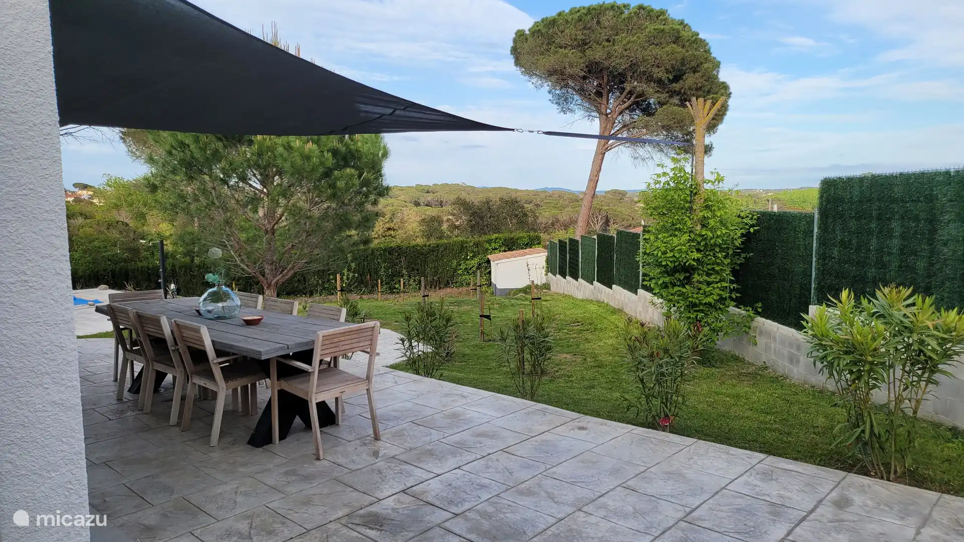 Une belle vue à l'arrière avec une toile d'ombrage en été. Prendre le petit déjeuner à l'abri du soleil.