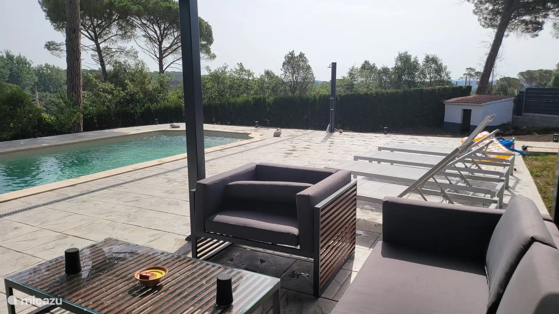 Piscine avec transats et salon