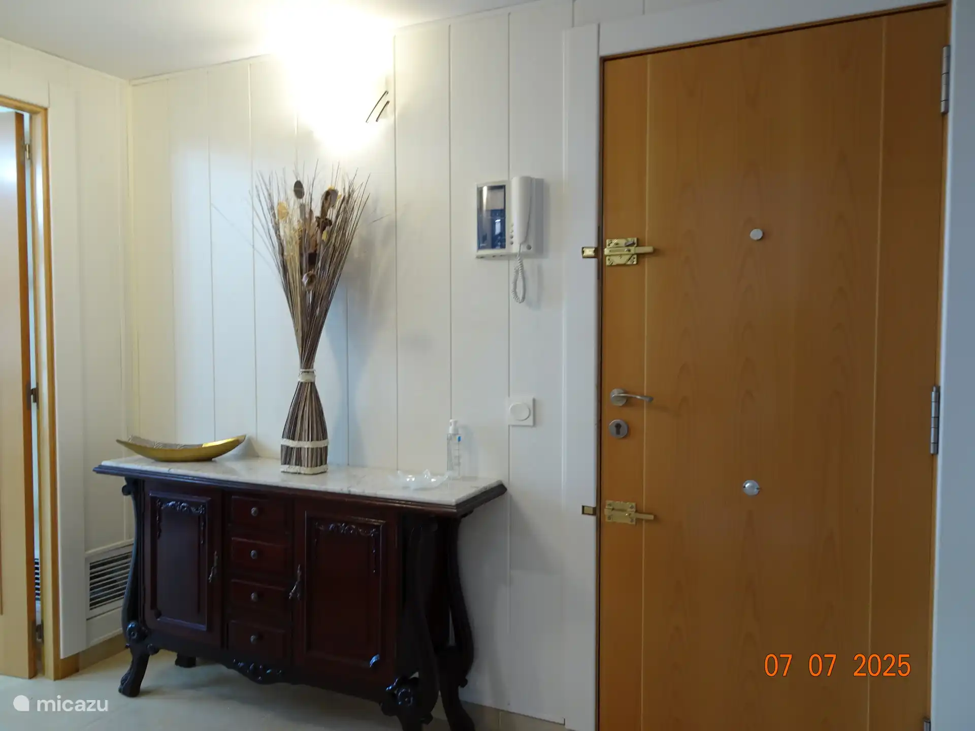 Die Eingangshalle.
Von hier aus haben Sie Zugang zu beiden Schlafzimmern, dem größeren Badezimmer und dem Wohn-/Esszimmer