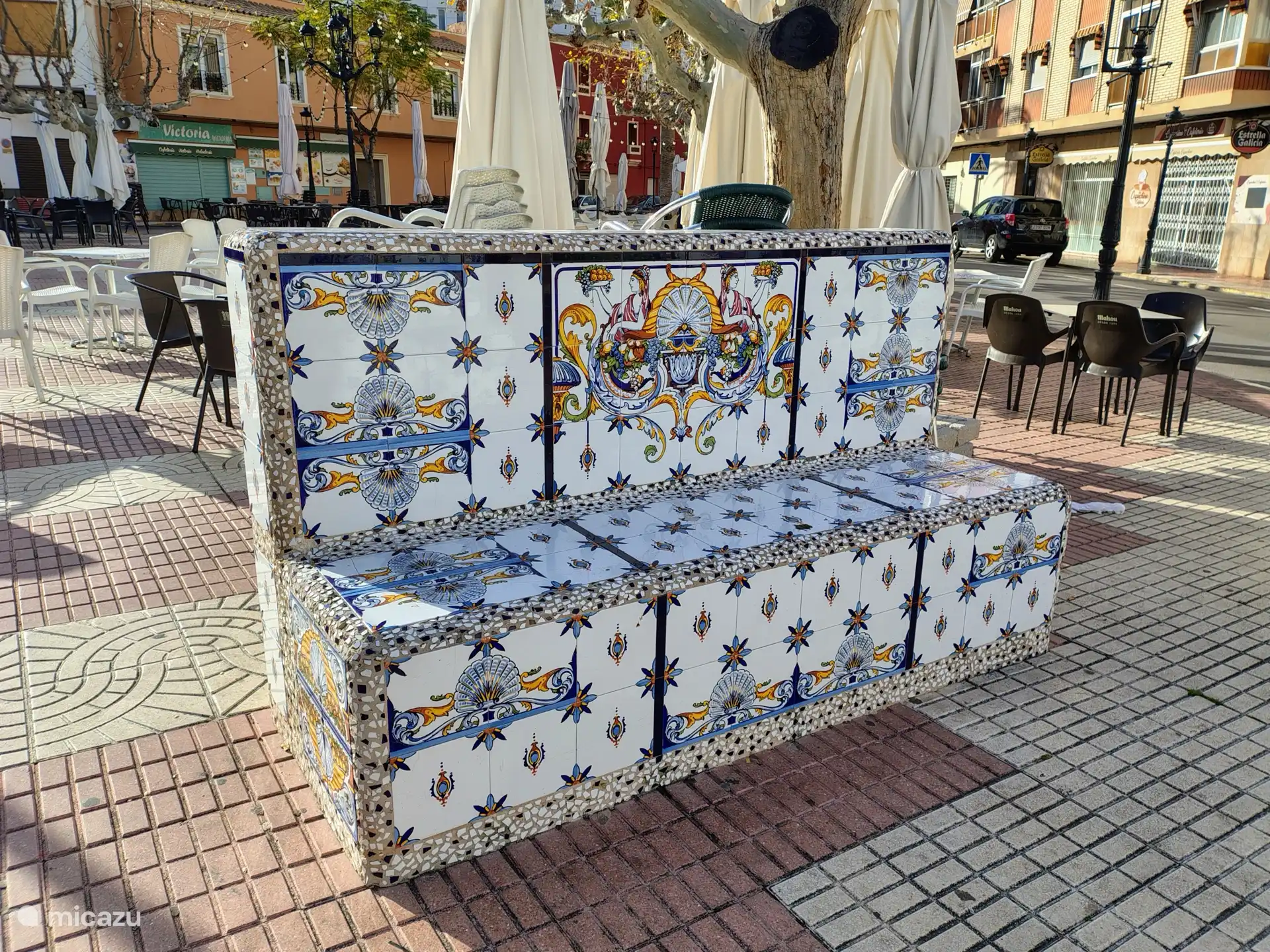 Ein Platz im Zentrum von Oropesa mit schön geschmückten Bänken und einigen Terrassen