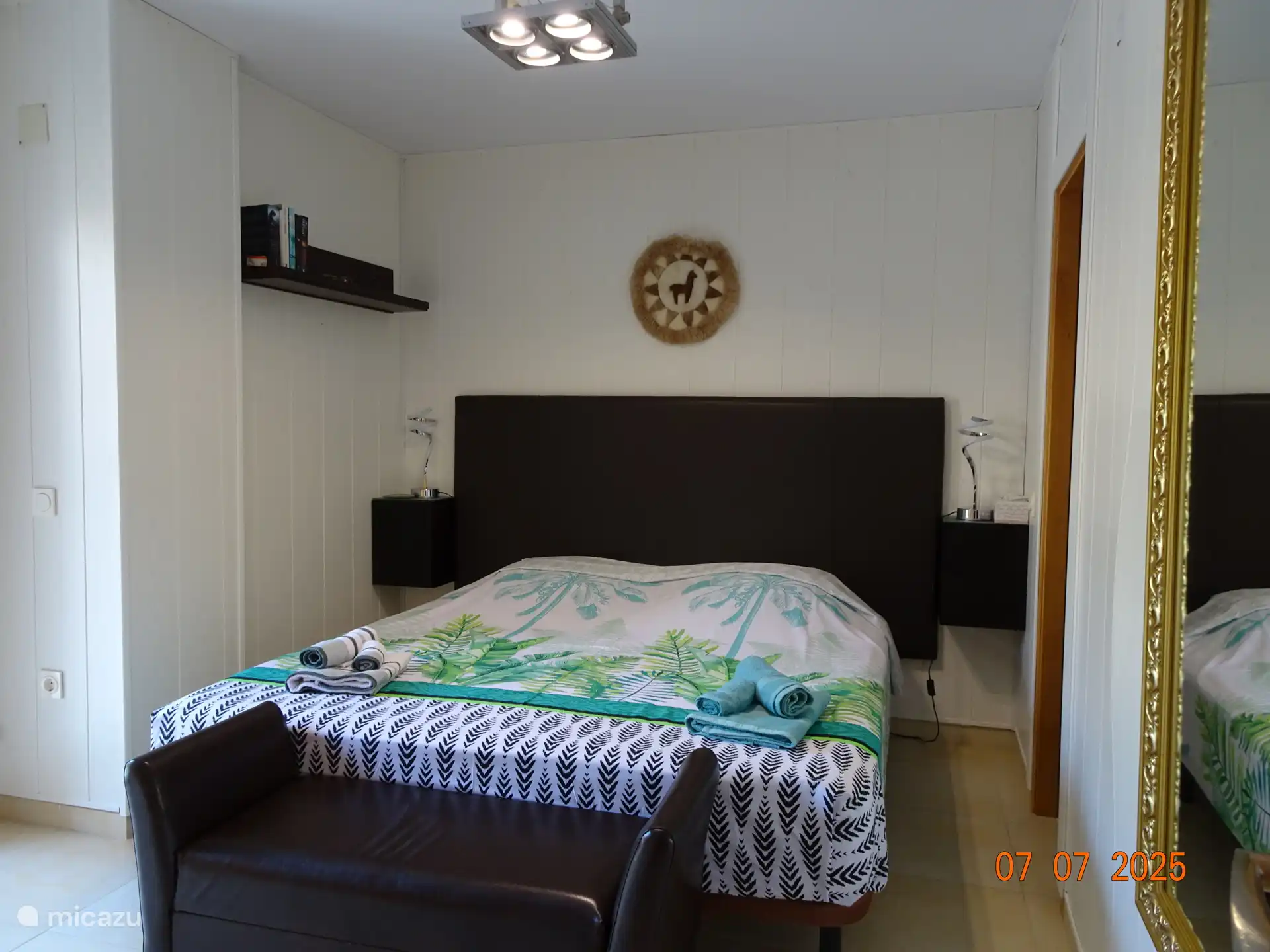 Dieses klimatisierte Zimmer verfügt über einen 4-türigen Kleiderschrank. Zugang zur Terrasse auf der Rückseite der Wohnung durch den Hauptraum. Von der Terrasse aus hat man Blick auf einen Park. So werden Sie nicht durch Verkehr gestört und