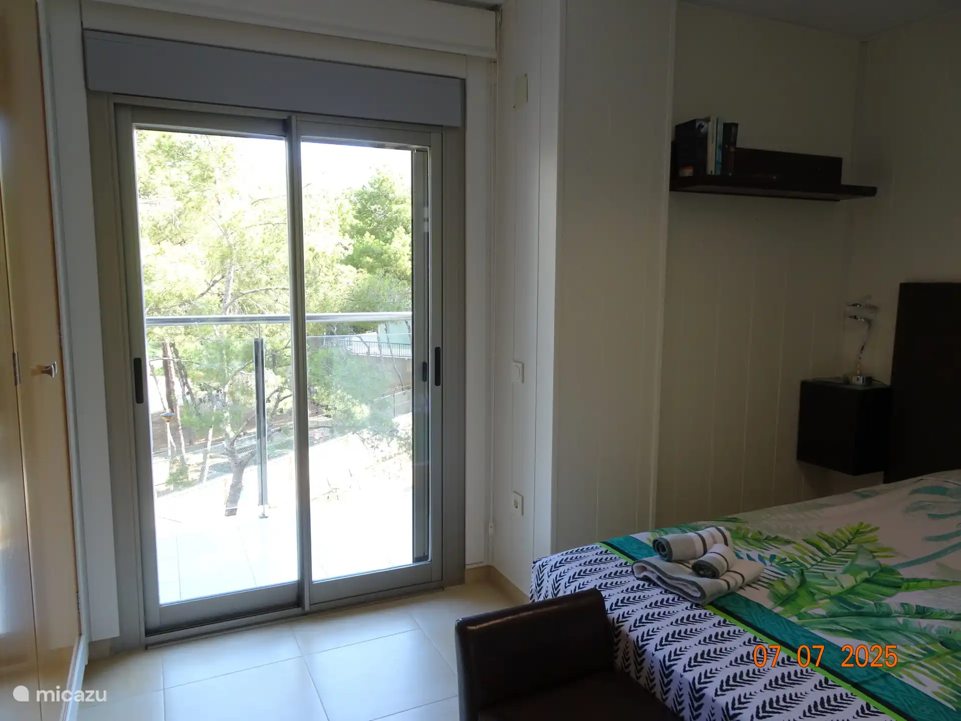 Dieses klimatisierte Zimmer verfügt über einen 4-türigen Kleiderschrank. Zugang zur Terrasse auf der Rückseite der Wohnung durch den Hauptraum. Von der Terrasse aus hat man Blick auf einen Park. So werden Sie nicht durch Verkehr gestört und