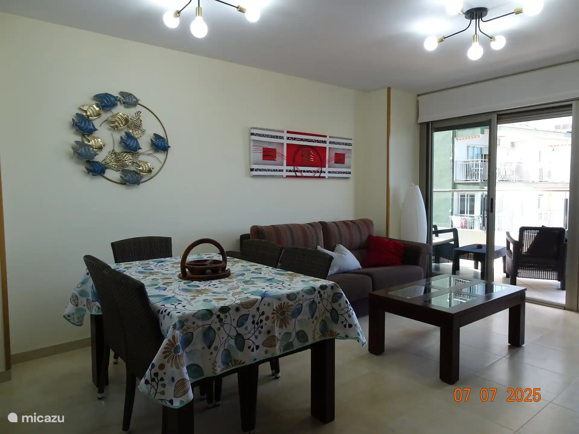 Gemütlicher Wohn-/Essbereich mit viel Licht und mit Blick auf die Bucht. 