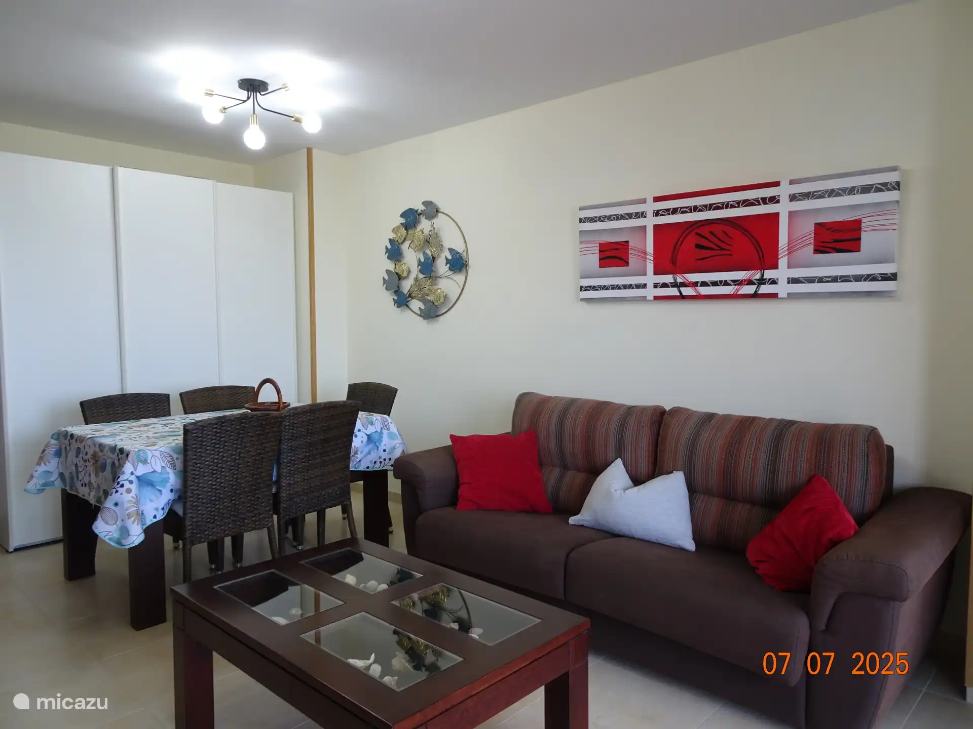 Gemütliches Wohn-/Esszimmer mit viel Licht