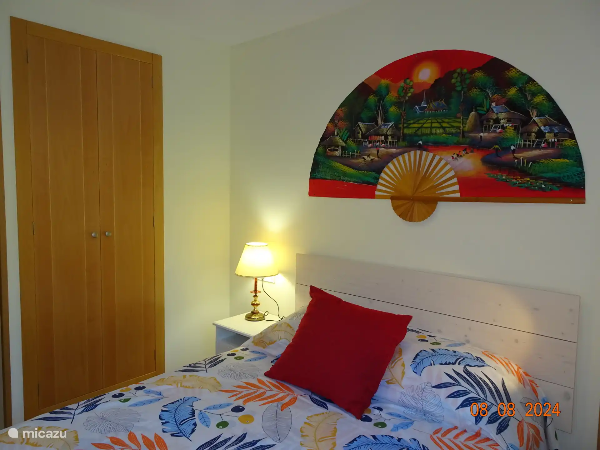 Dieses Schlafzimmer verfügt zudem über eine Klimaanlage und einen 2-türigen Kleiderschrank