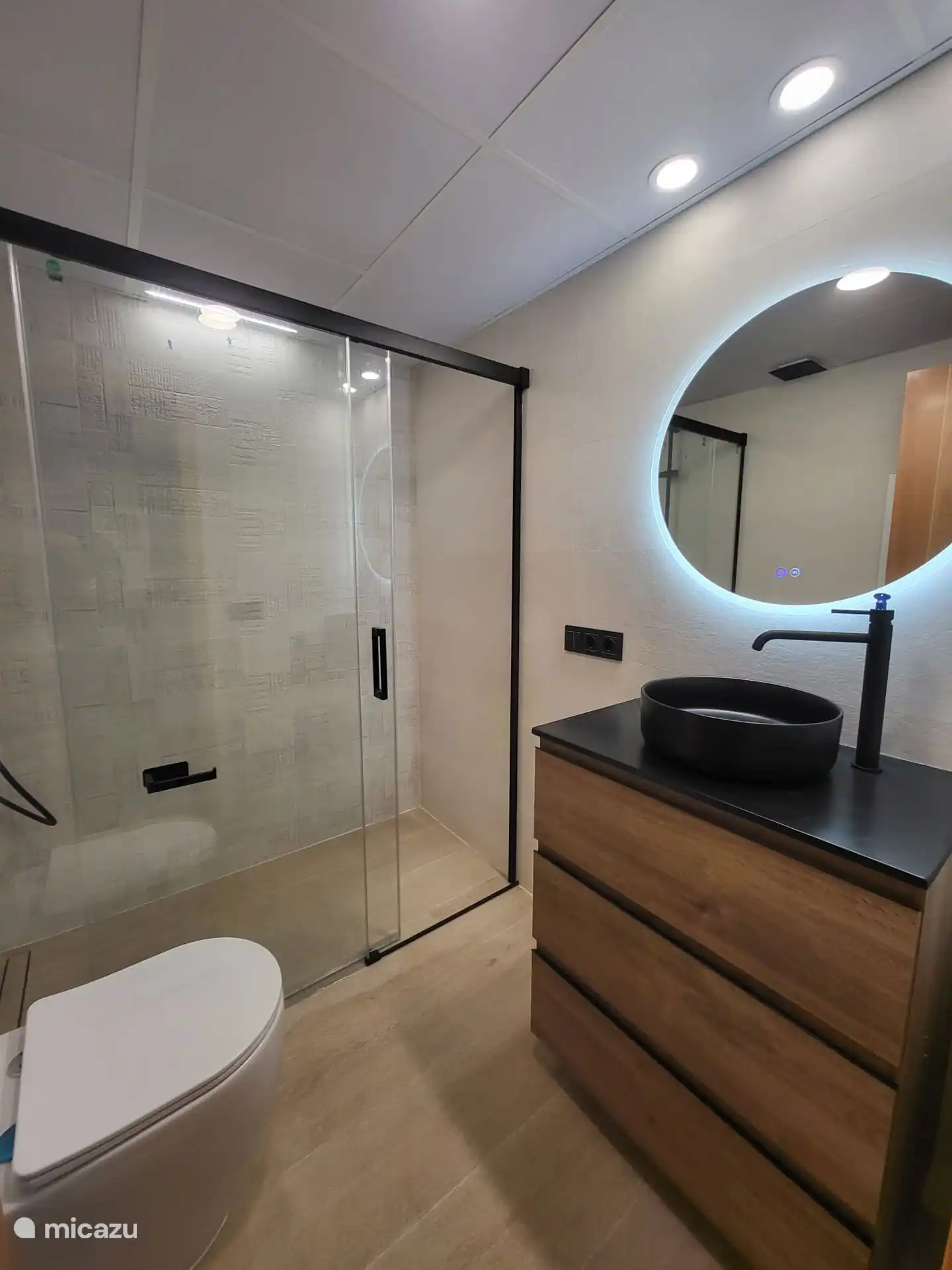 Das 2. Badezimmer (komplett renoviert im Jahr 2025) verfügt über eine ebenerdige Dusche, eine Toilette, ein Waschbecken und eine Heizung.
Dieses Badezimmer öffnet sich zum Eingangsbereich.