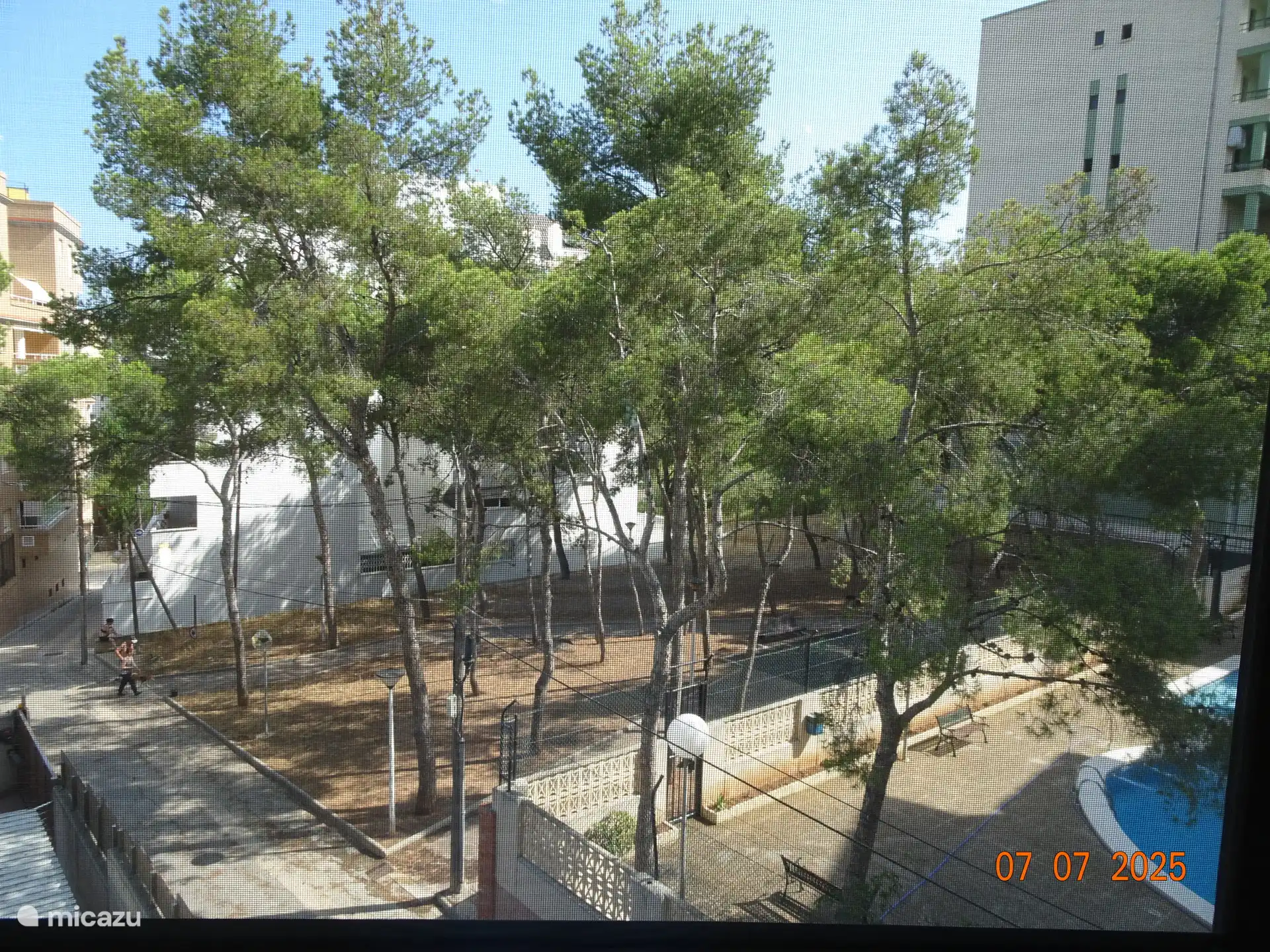 Der Park auf der Rückseite der Wohnung.
Beide Schlafzimmer öffnen sich zu diesem.