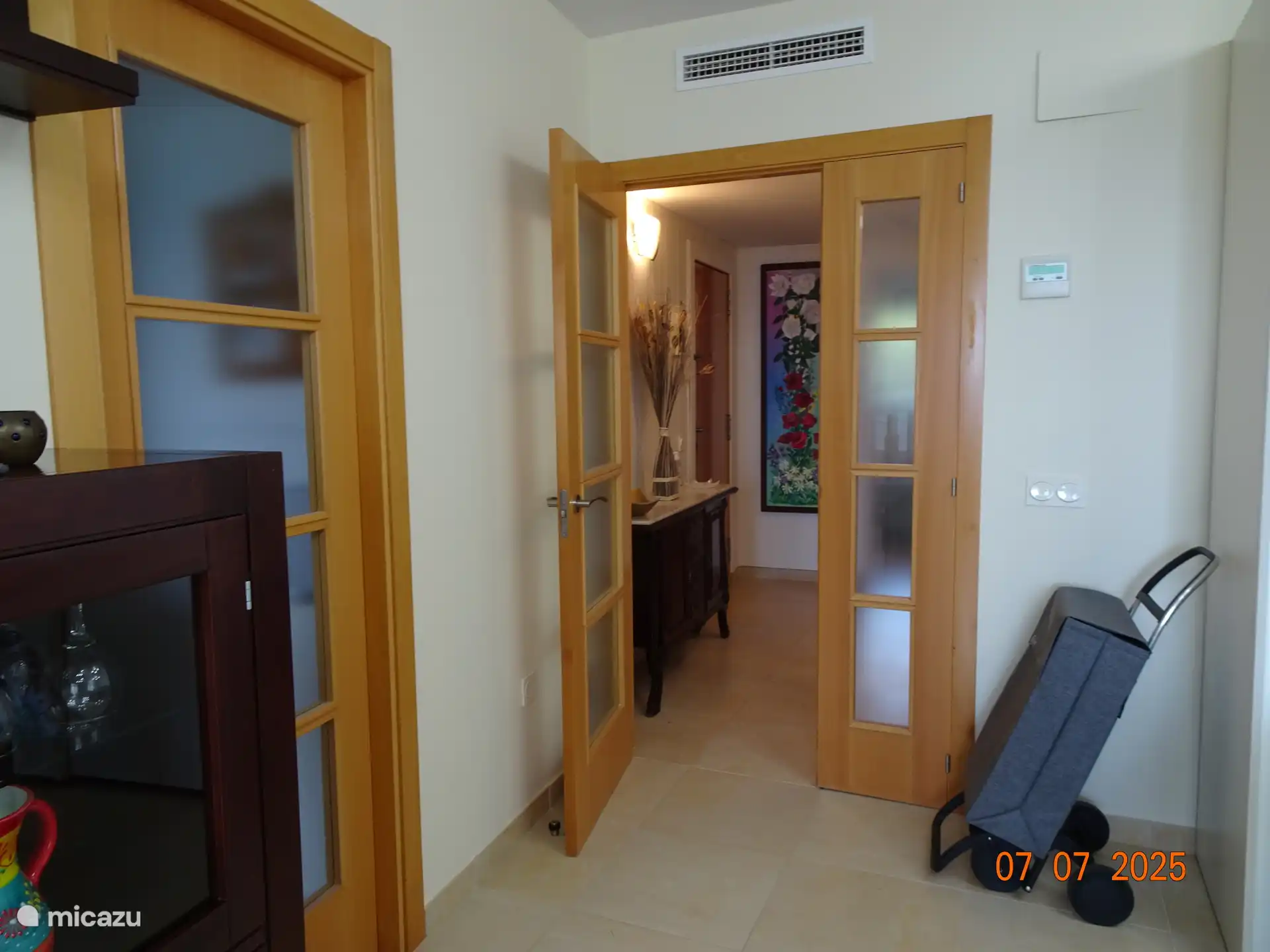 Vom Wohn-/Esszimmer aus haben Sie Zugang zur Küche und zum Eingangsbereich.