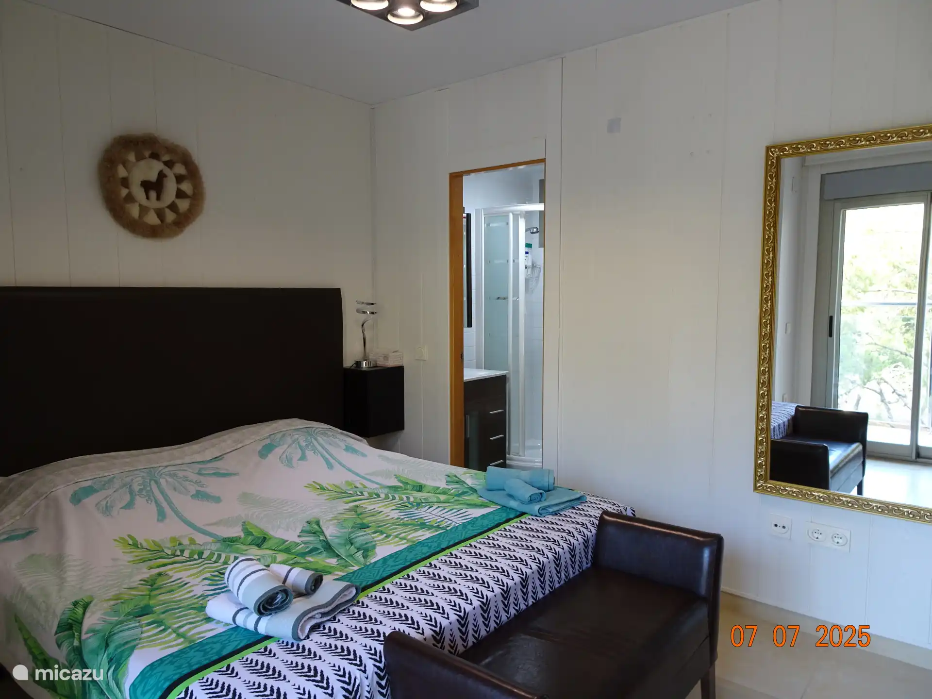 Großes Schlafzimmer mit einem Doppelbett von 180 cm, eigenem Bad und Terrasse.