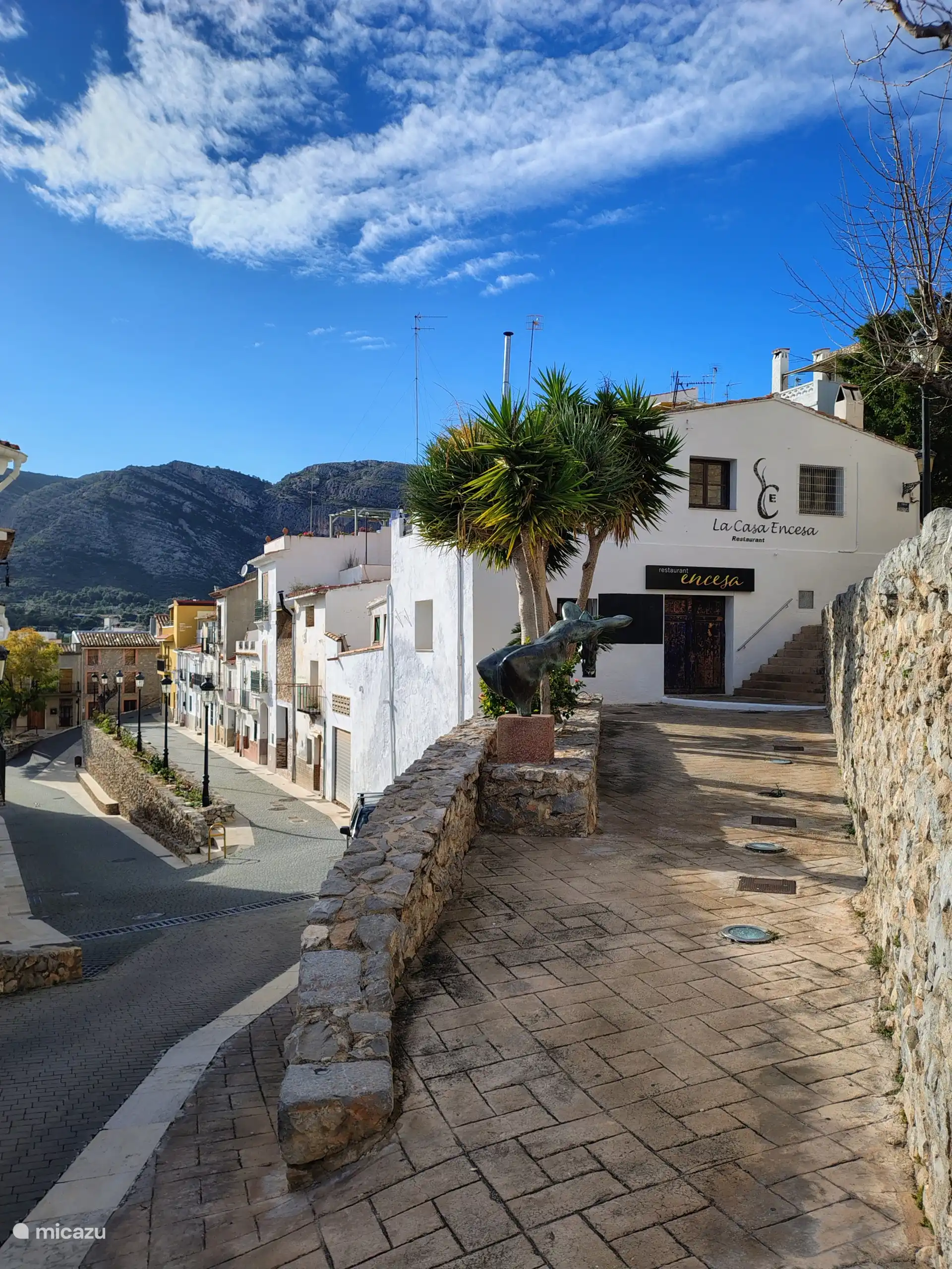 Eine weitere gemütliche Straße in der Altstadt von Oropesa mit einem netten Restaurant
