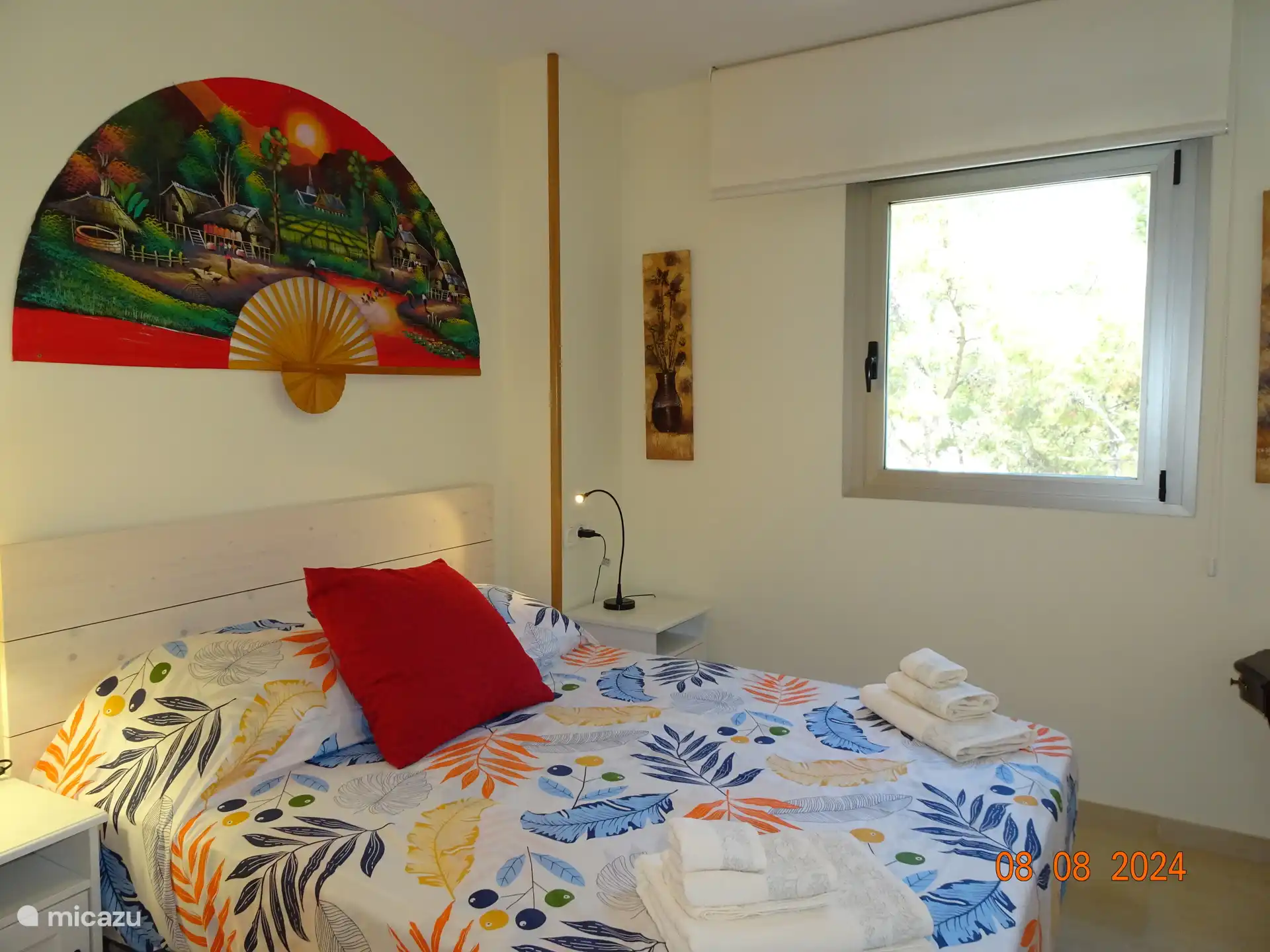 Ein geräumiges Zimmer mit einem Doppelbett (150 cm).
Dieses Fenster öffnet sich ebenfalls zum Park und verfügt über ein Moskitonetz, ein Rollo und einen automatischen Rollladen.