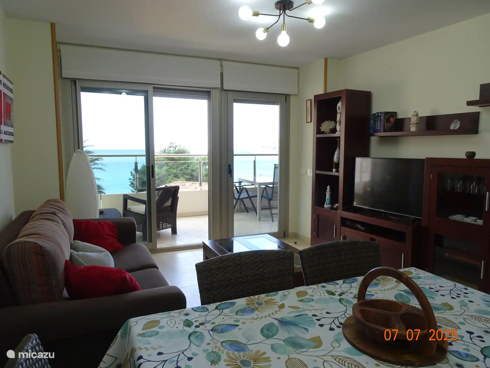 Gemütlicher Wohn-/Essbereich mit viel Licht und mit Blick auf die Bucht. Es hat Zugang zur geräumigen Terrasse durch die Tür oder Schiebefenster. Die Fenster verfügen über ein Moskitonetz, ein Rollo und eine automatische