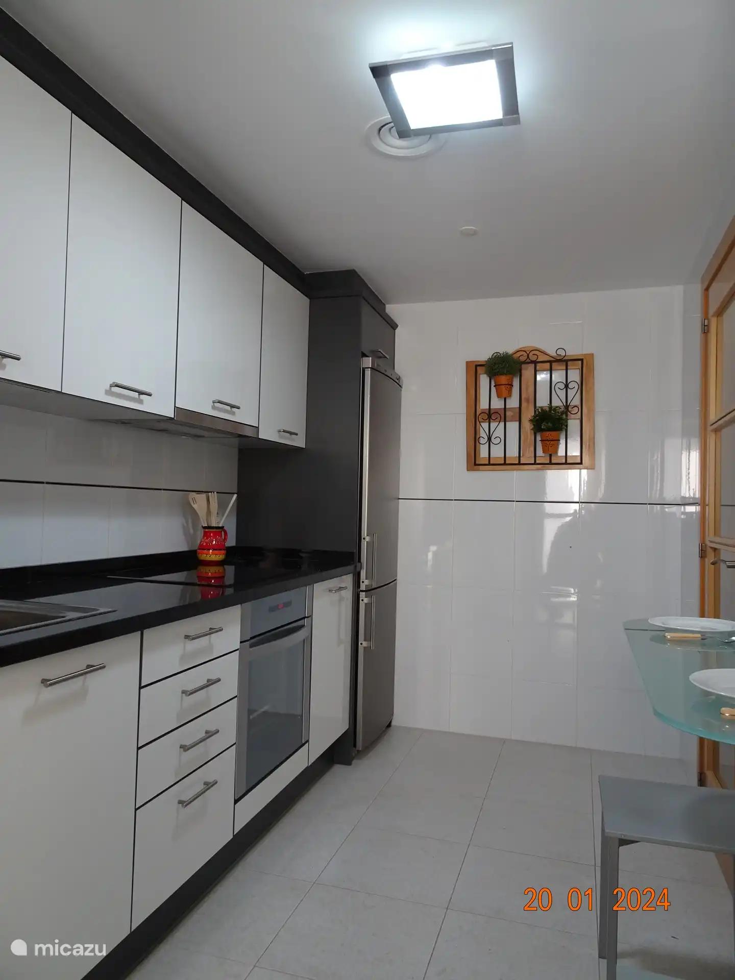 Eine voll ausgestattete Küche mit Kühlschrank mit Gefrierfach, Backofen, Induktionsherd, Geschirrspüler, Kaffeemaschine, Wasserkocher, Mikrowelle...