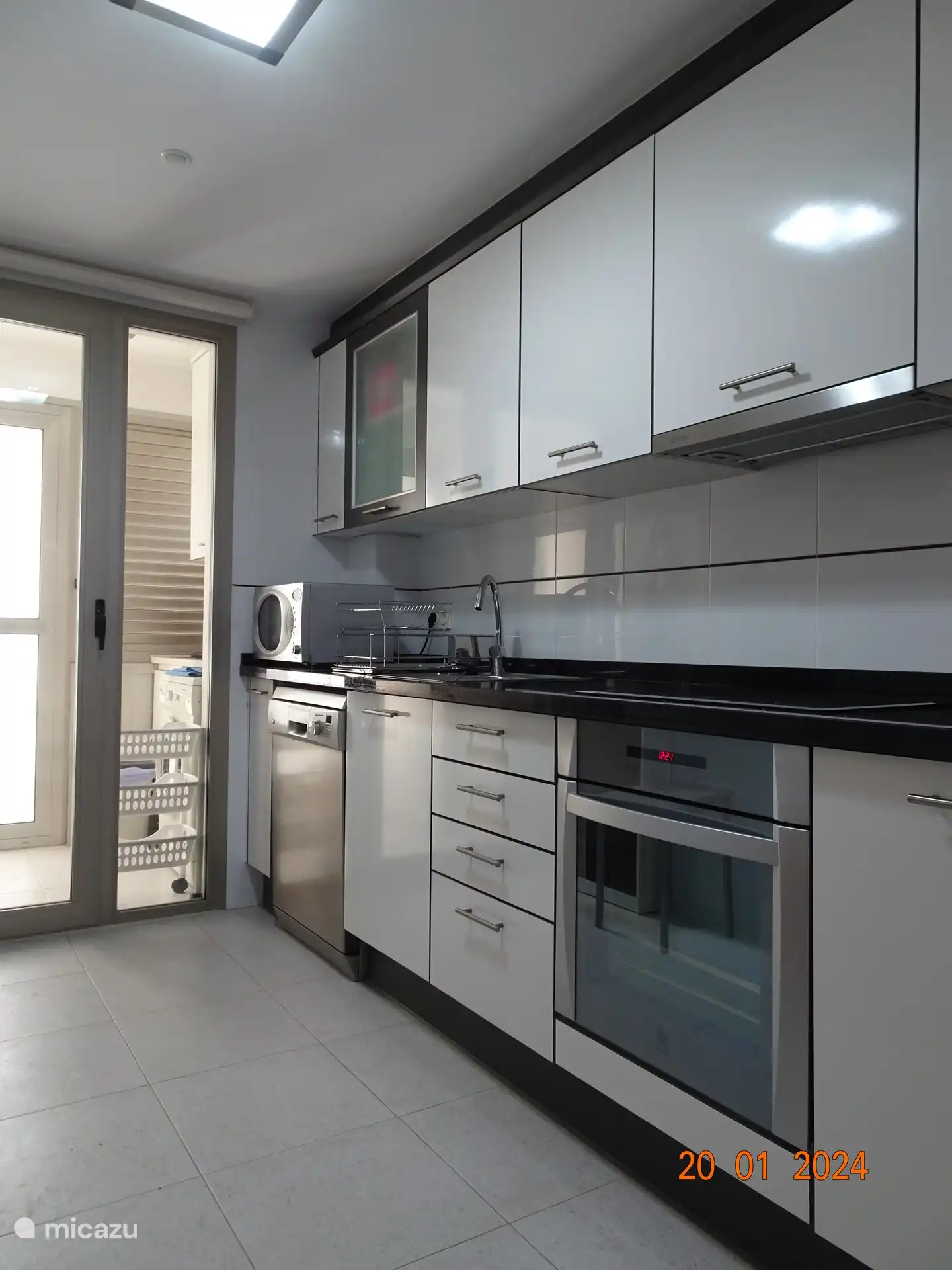 Voll ausgestattete Küche mit Geschirrspüler usw.
Über den Abstellraum haben Sie Zugang zur Terrasse.