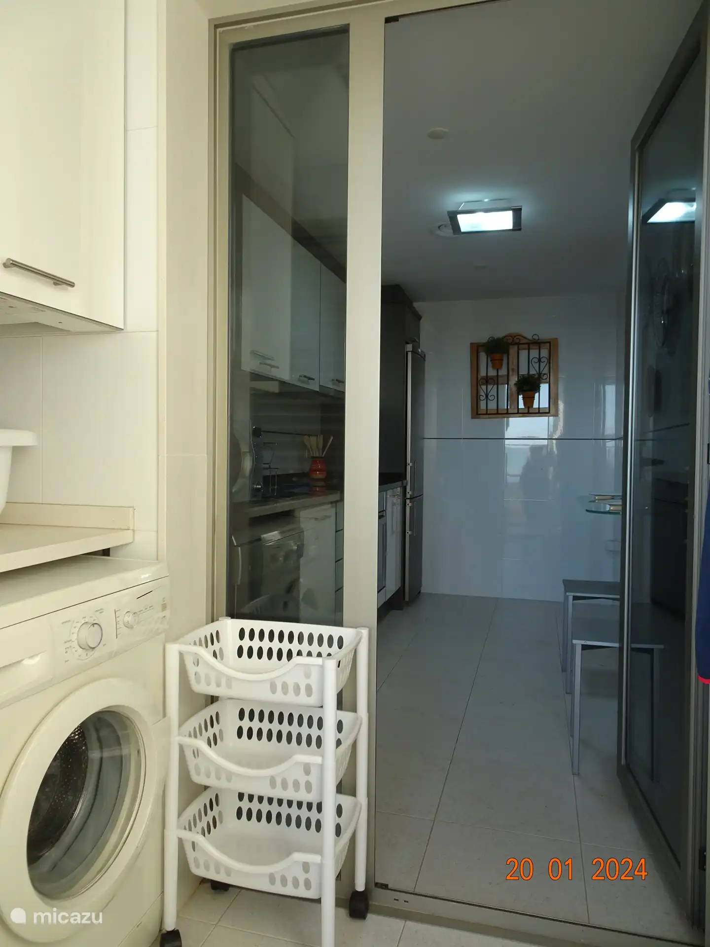 Abstellraum mit Waschmaschine. 
Hat Zugang zur Küche und zur Terrasse