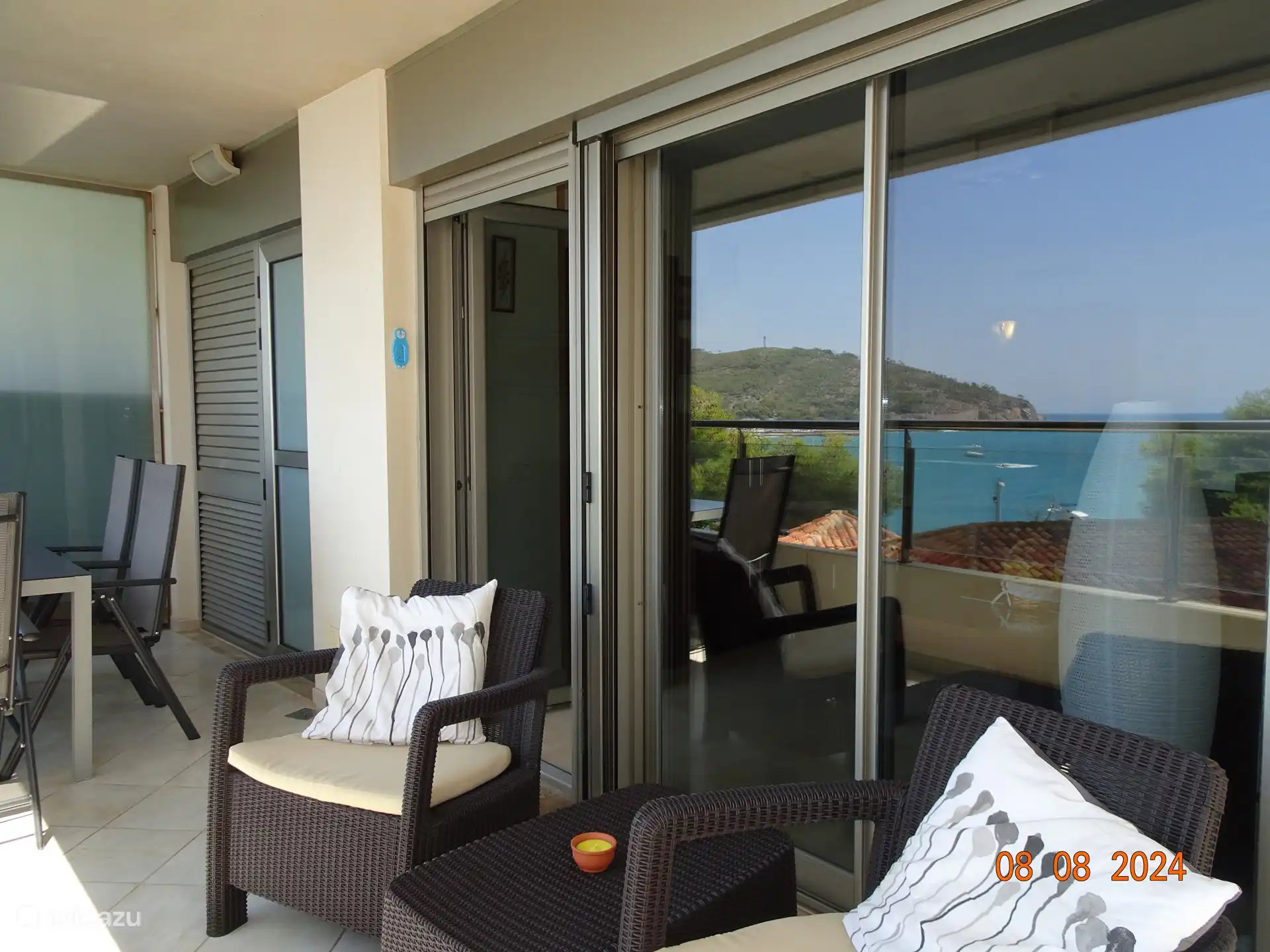 Zugang zur Terrasse vom Wohnzimmer und der Küche aus.