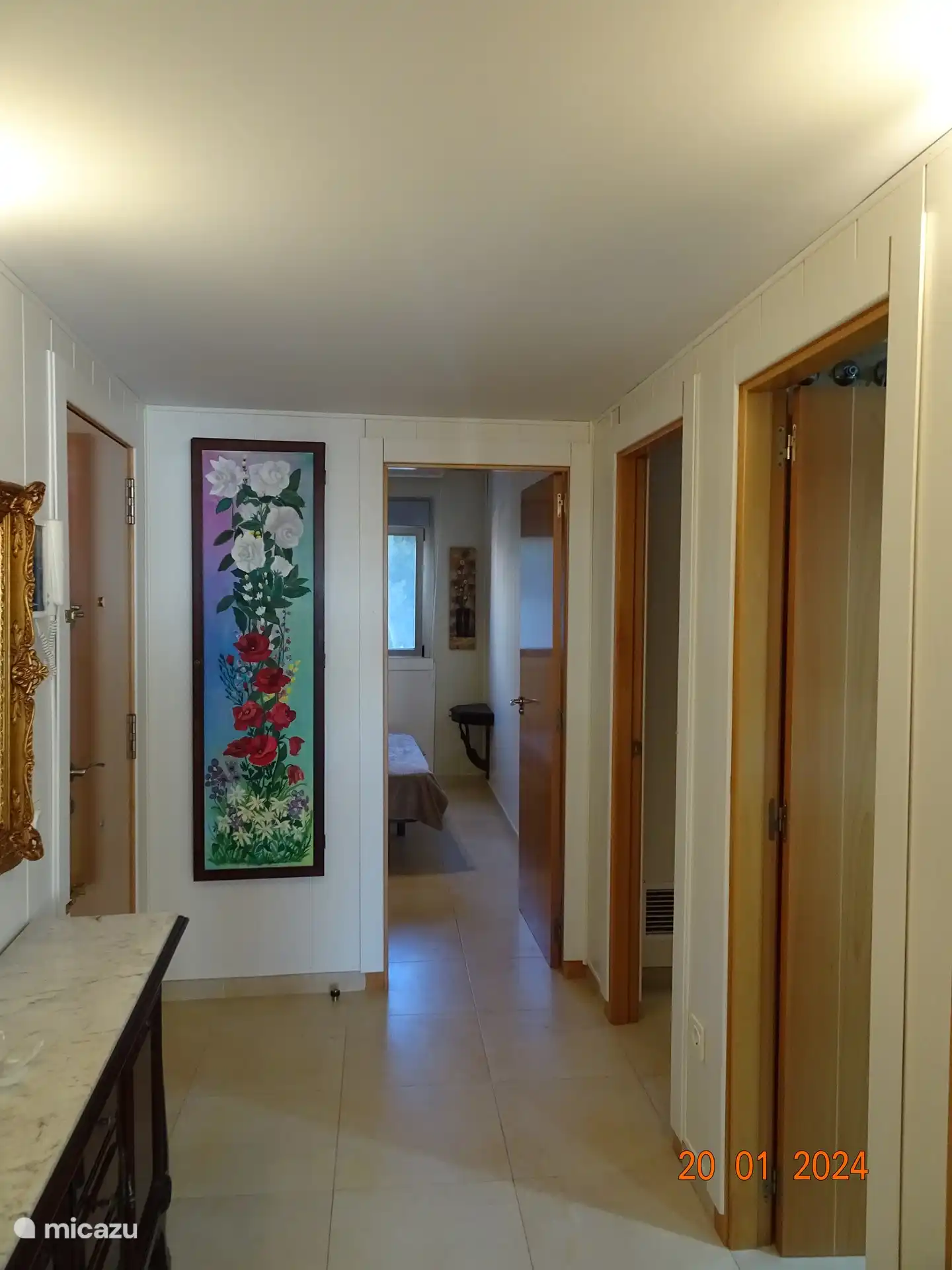 Die Eingangshalle mit Zugang zu den 2 Schlafzimmern, dem Badezimmer mit Badewanne und dem Wohn-/Esszimmer