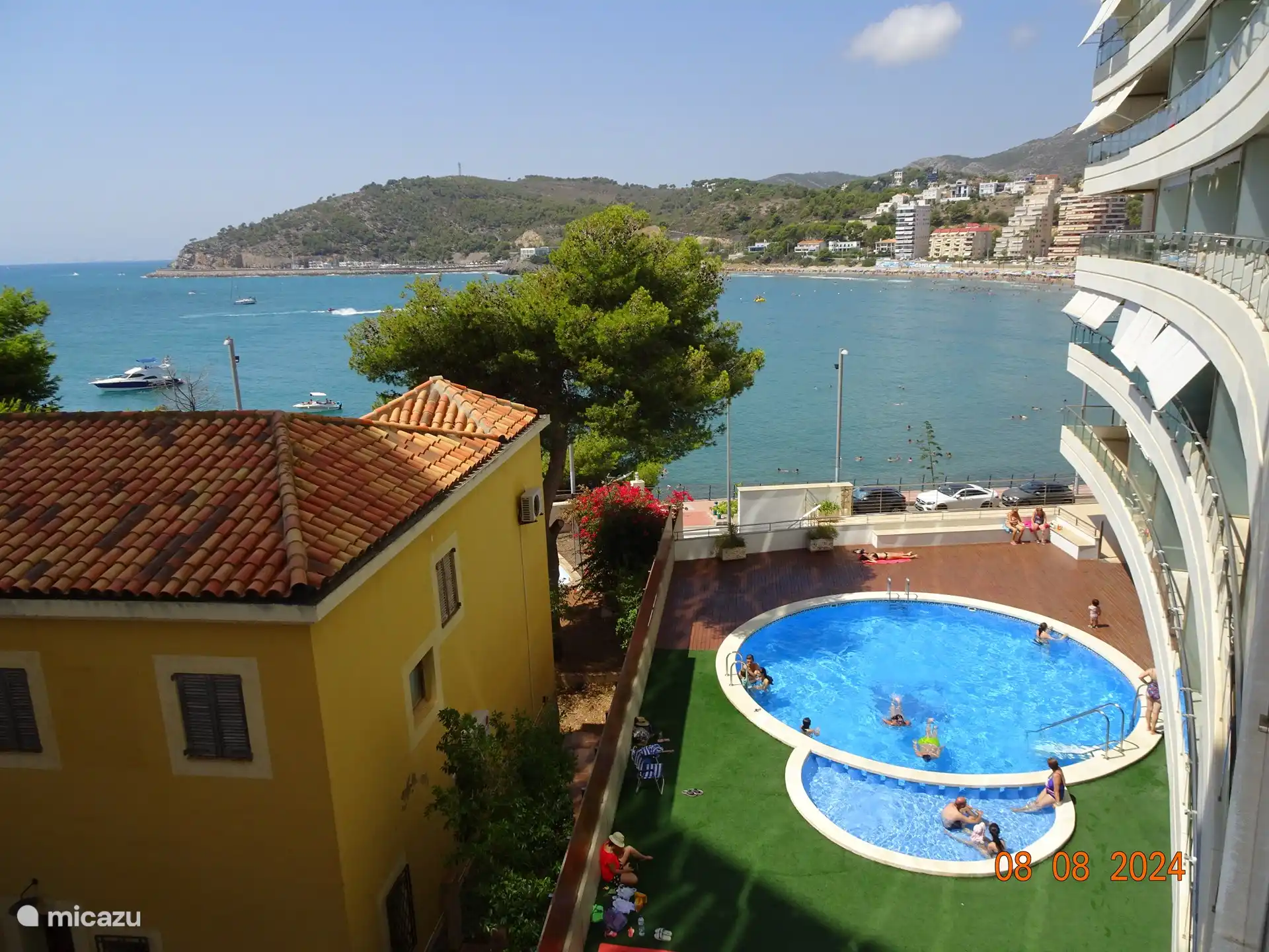 Von der Terrasse aus haben Sie einen schönen Blick über die Bucht und den Yachthafen. Durch seine Ausrichtung kann man auch am Abend die schönen Sonnenuntergänge genießen