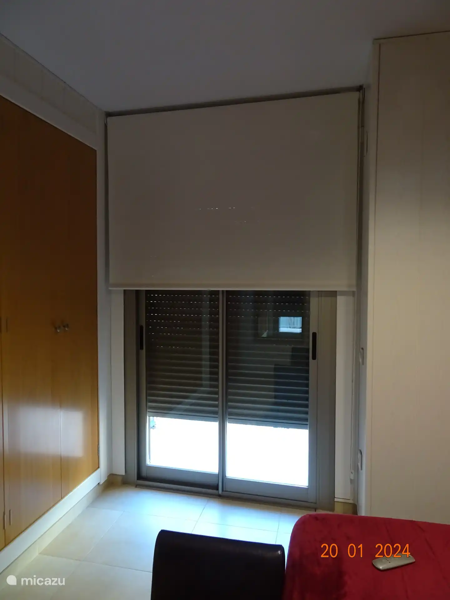 Alle Fenster in der Wohnung verfügen über ein Moskitonetz, ein Rollo und einen automatischen Rollladen.