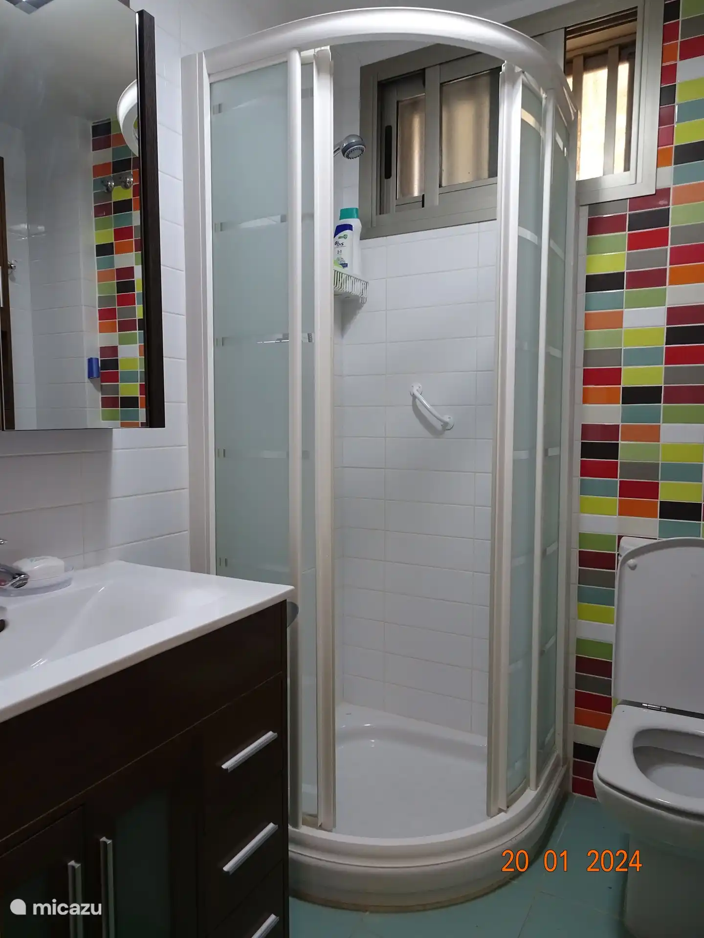 Eigenes Badezimmer mit Dusche, Waschbecken und WC.
Dieses Badezimmer verfügt über einen Handtuchtrockner und eine Heizung.