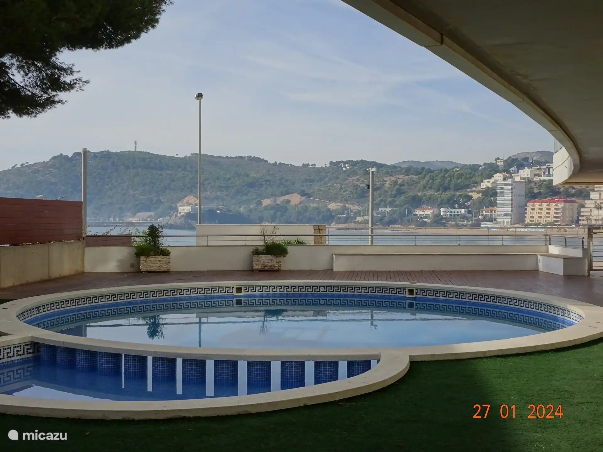 Der Gemeinschaftspool mit Kinderbereich
Zutritt haben nur Bewohner/Mieter.
Auch vom Schwimmbad aus hat man einen schönen Blick über die Bucht.