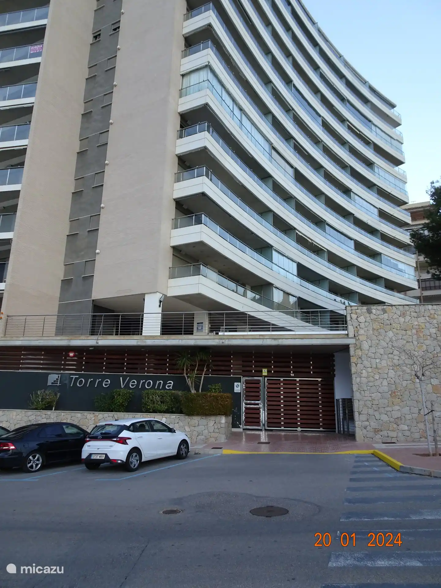 Blick auf das Mehrfamilienhaus und Zugang zum Tiefgaragenstellplatz.