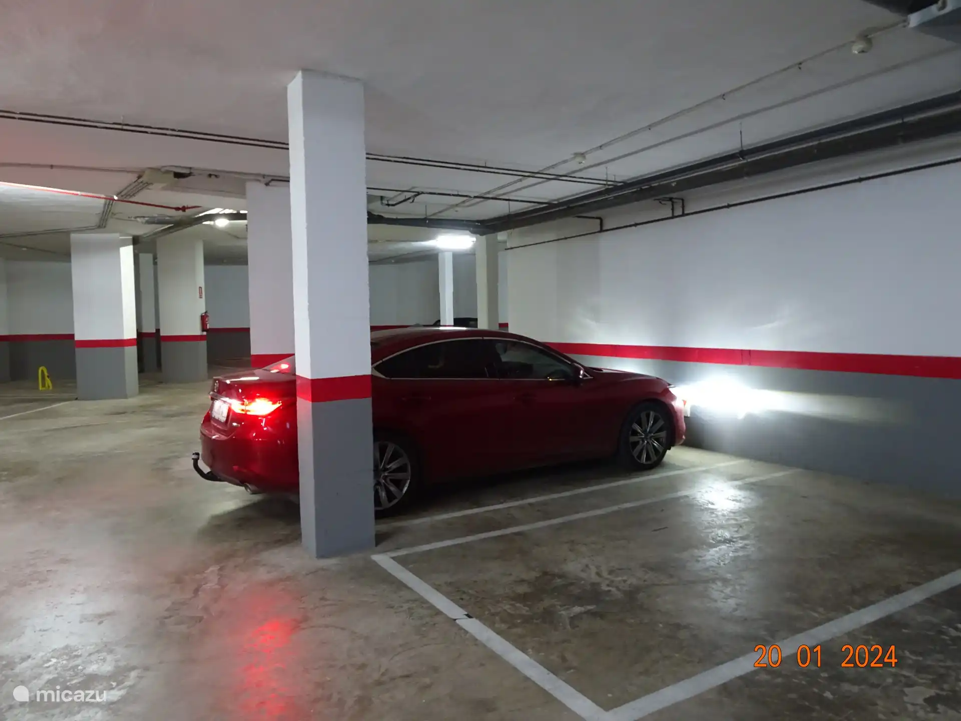 Der Stellplatz in der Tiefgarage.
Wie Sie sehen, bietet es Platz für ein großes Auto.