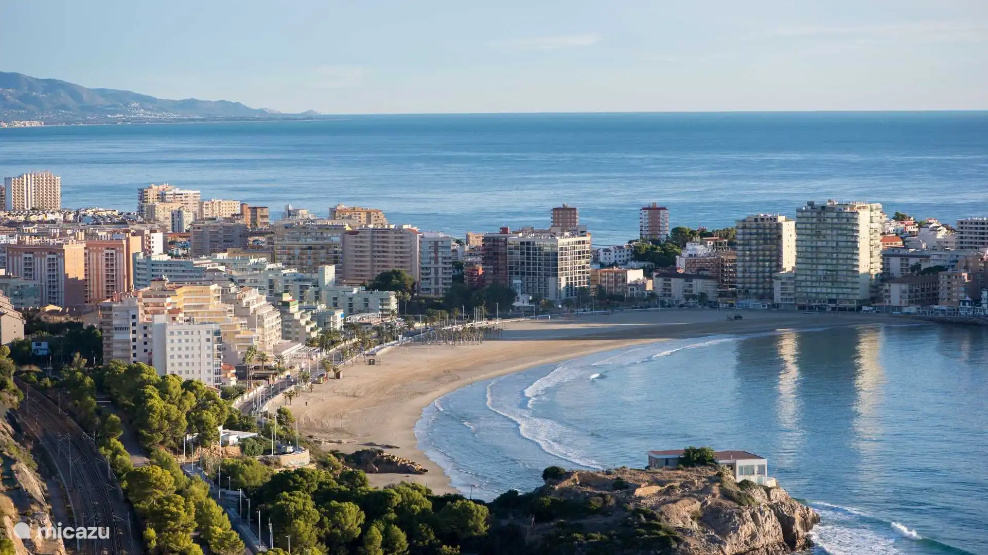 Playa de la Concha mit seinem schönen breiten Sandstrand, dem sanft abfallenden Meeresboden, ruhigem Wasser, vielen gemütlichen Bars und Restaurants.
Dieser Strand ist mit der blauen Flagge ausgezeichnet.