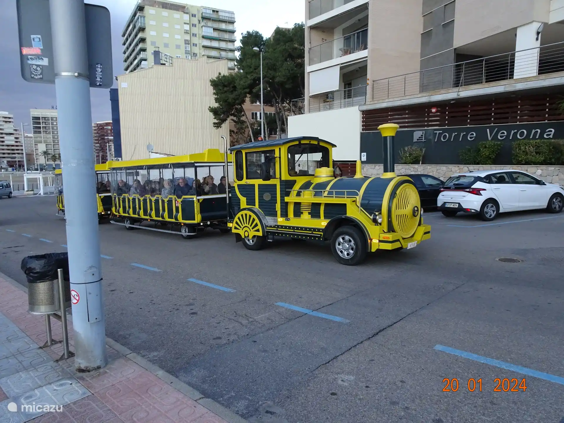 Der Touristenzug fährt täglich rund um Oropesa del Mar und Magic World (ein sehr touristischer Teil von Oropesa del Mar mit Wasserpark, Shows, wunderschönem Garten, wunderschönem Strand...)