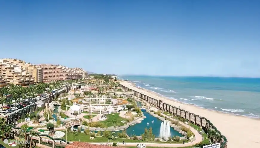Jardines les Amplarias.
Dies ist ein wunderschöner Garten mit Brücken, Wasserfällen, kunstvollen, mit Mosaiken bedeckten Sitzplätzen (Gaudi-Stil) und Tieren. Dies ist eine der vielen Attraktionen in Magic World, die 3 km vom Apartment entfernt liegt.