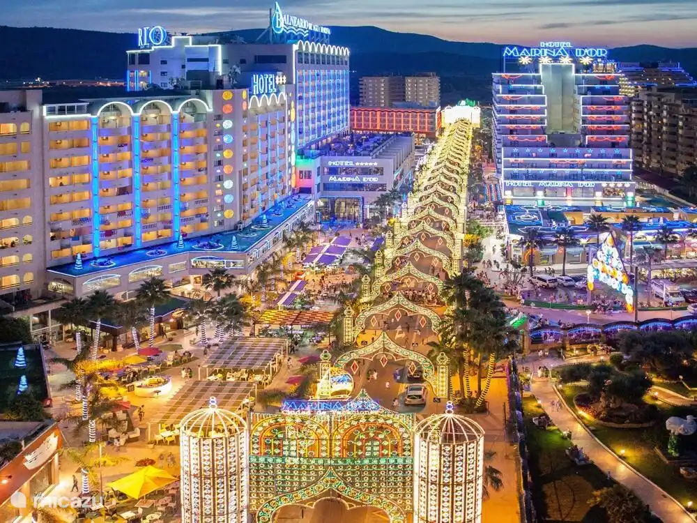 Magic World (3 km von der Wohnung entfernt) ist nachts wunderschön beleuchtet.
Hier ist das Nachtleben von Oropesa. Es gibt jeden Abend Shows und einmal pro Woche eine Parade.
Hier finden Sie auch einen Wasservergnügungspark, einen Fantasiepark und vieles mehr.